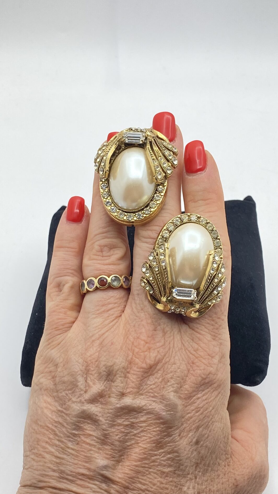 IMPORTANTE PAIO DI ORECCHINI STILE ART DECO, IN METALLO GOLDTONE, PERLE E STRASS DIAMOND-LIKE. BIGIOTTERIA AMERICANA ANNI’30/’40. - immagine 3