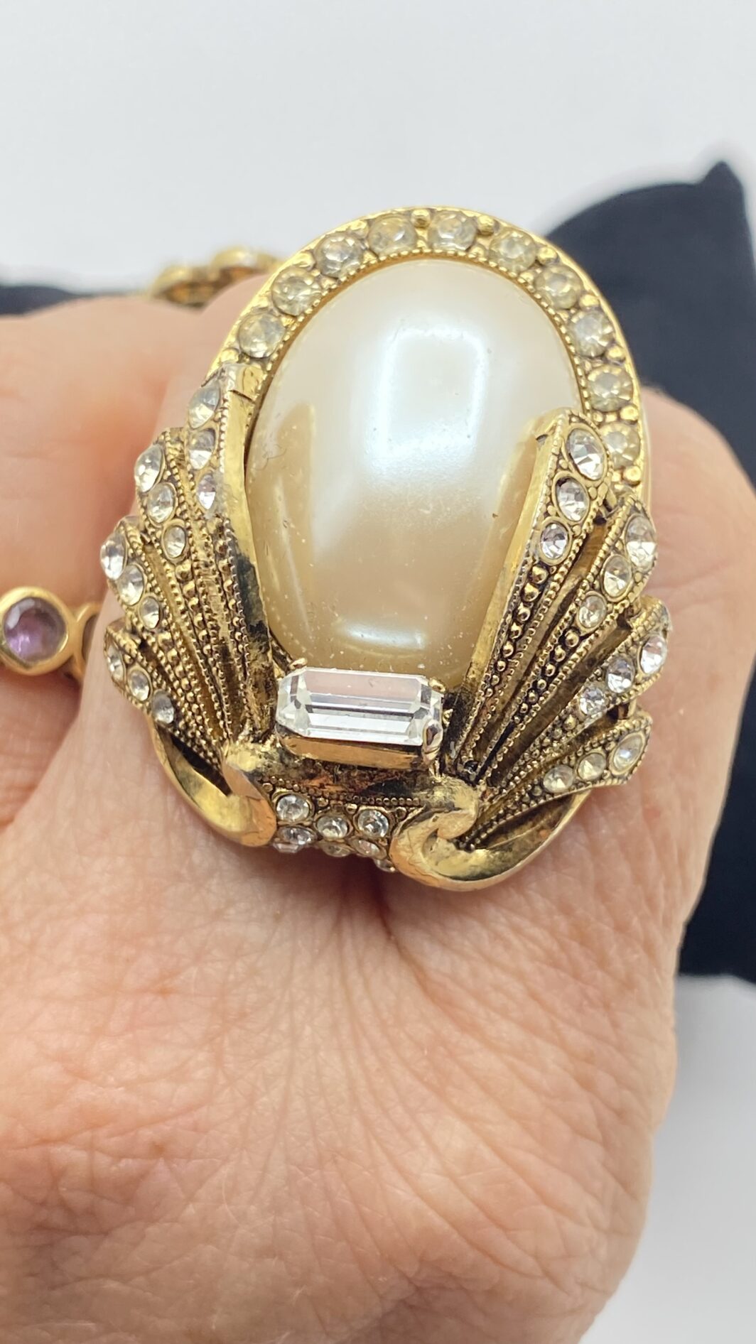 IMPORTANTE PAIO DI ORECCHINI STILE ART DECO, IN METALLO GOLDTONE, PERLE E STRASS DIAMOND-LIKE. BIGIOTTERIA AMERICANA ANNI’30/’40. - immagine 2