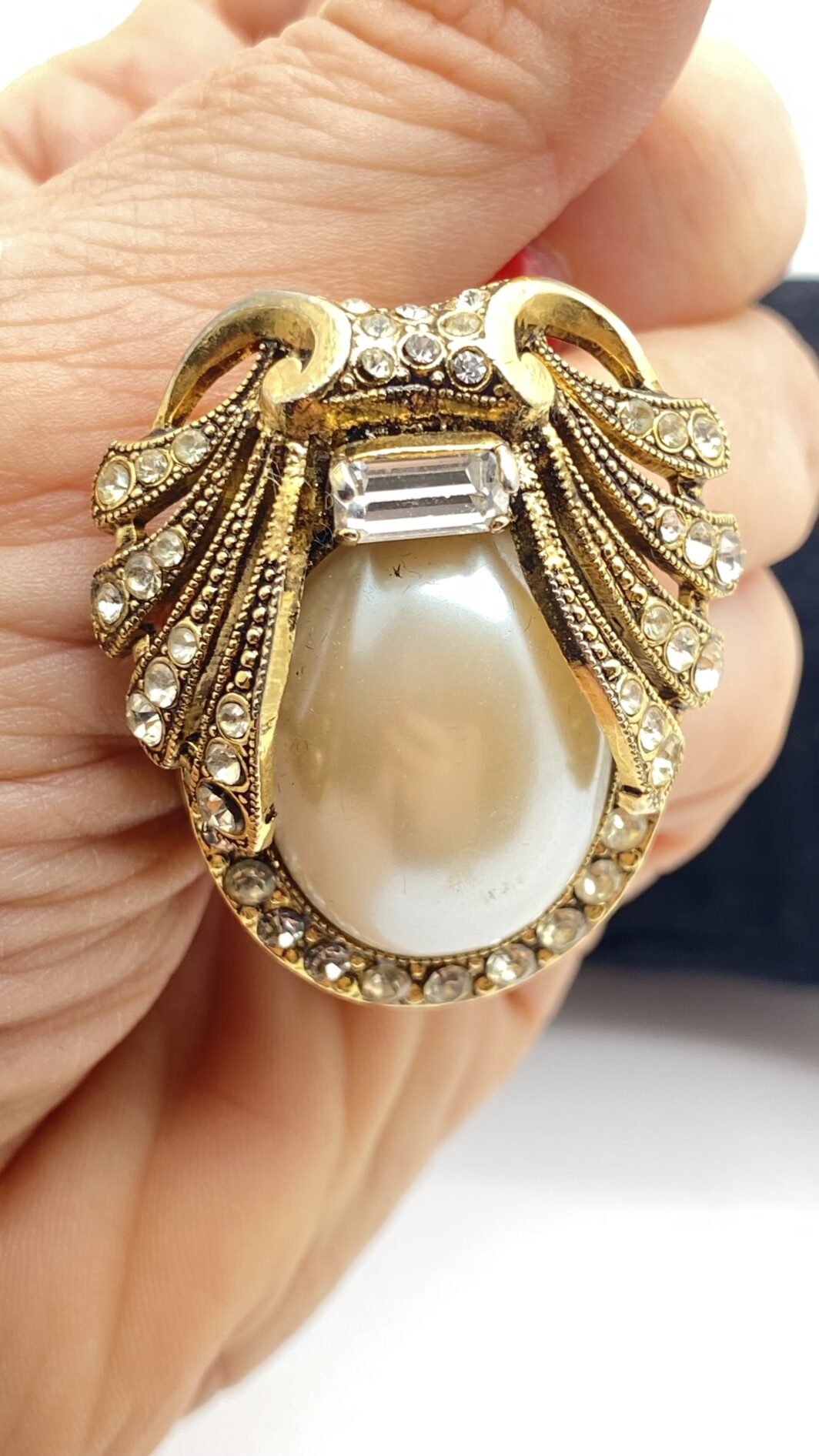 IMPORTANTE PAIO DI ORECCHINI STILE ART DECO, IN METALLO GOLDTONE, PERLE E STRASS DIAMOND-LIKE. BIGIOTTERIA AMERICANA ANNI’30/’40. - immagine 9