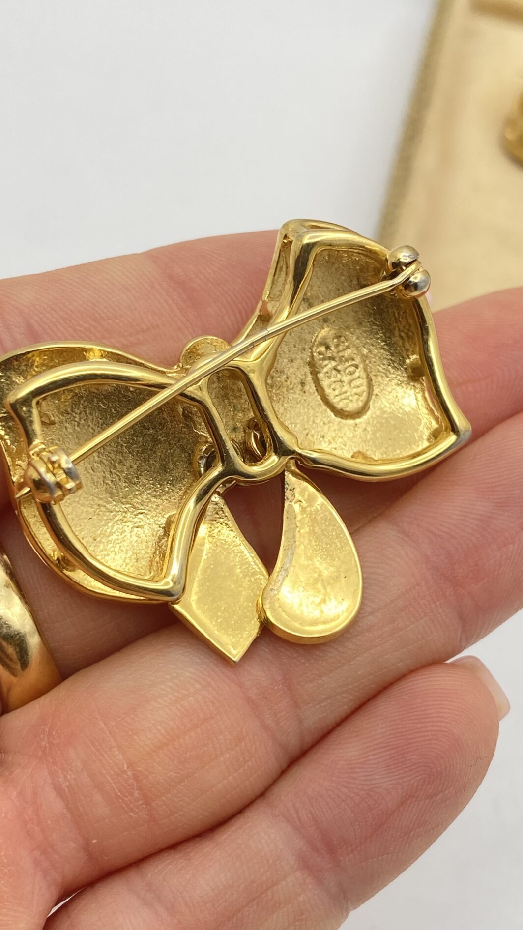ALTA BIGIOTTERIA D’AUTORE: SPILLE CASCIO BIJOUX ANNI ’50-’60 IN METALLO GOLDTONE E CRISTALLI, PURA ARTE ITALIANA. - immagine 4