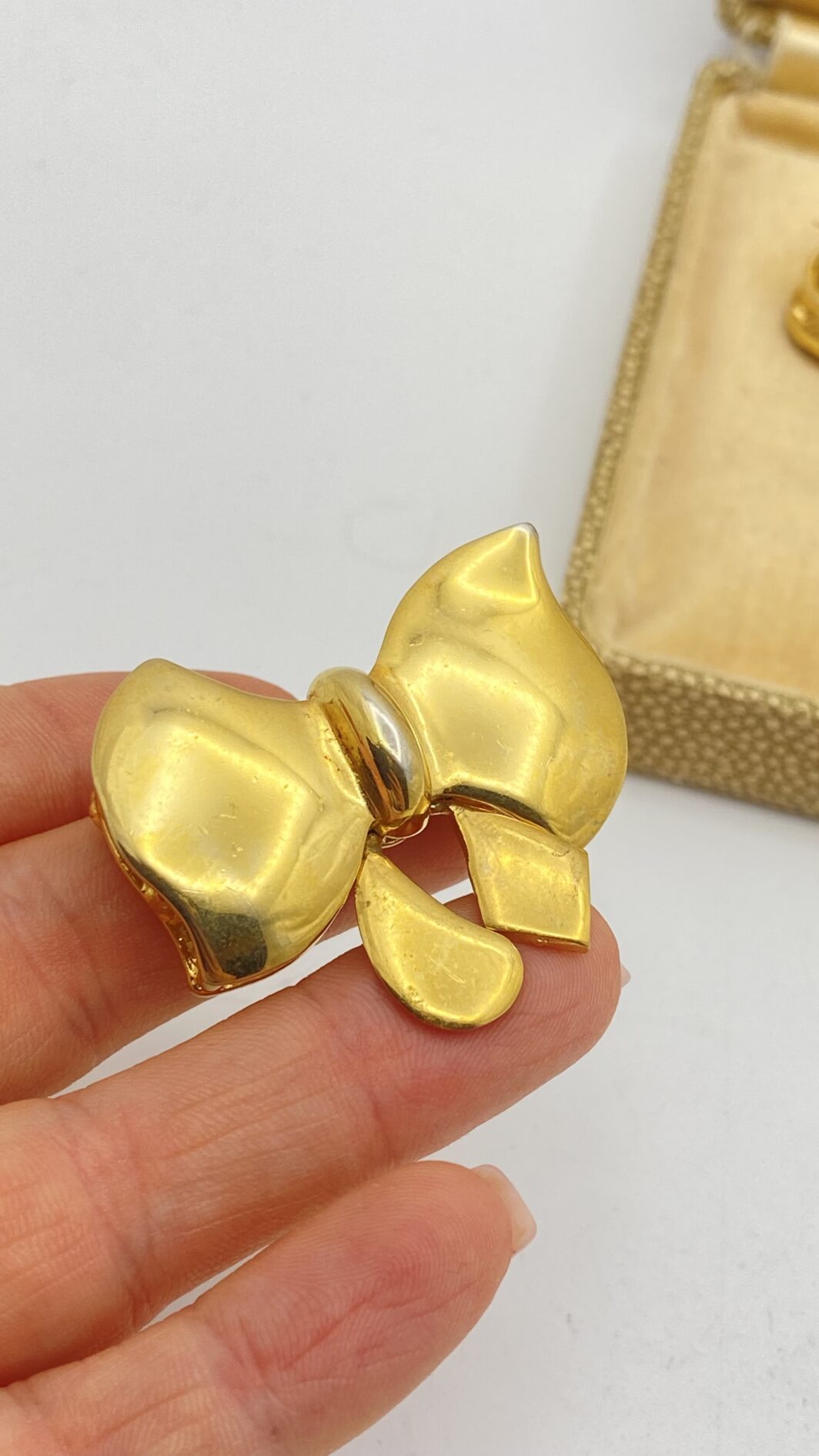 ALTA BIGIOTTERIA D’AUTORE: SPILLE CASCIO BIJOUX ANNI ’50-’60 IN METALLO GOLDTONE E CRISTALLI, PURA ARTE ITALIANA. - immagine 3
