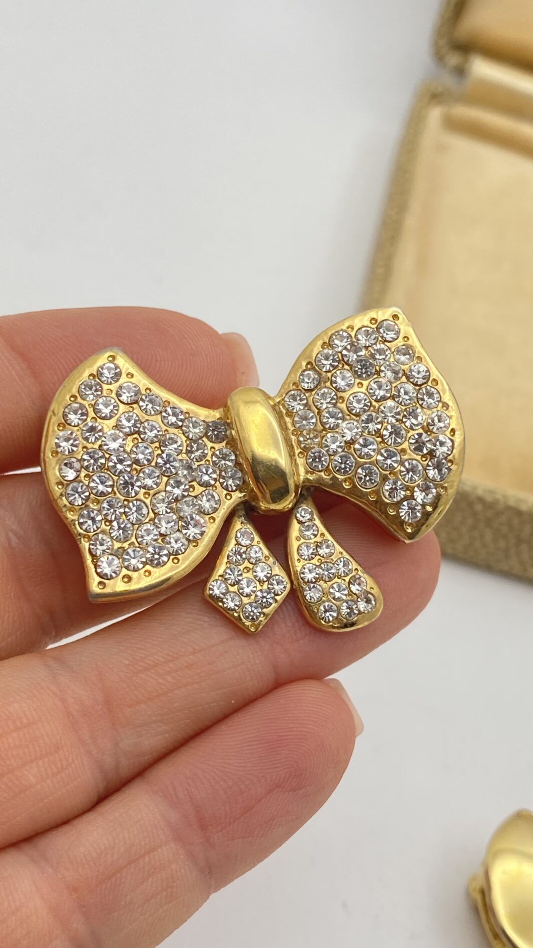ALTA BIGIOTTERIA D’AUTORE: SPILLE CASCIO BIJOUX ANNI ’50-’60 IN METALLO GOLDTONE E CRISTALLI, PURA ARTE ITALIANA. - immagine 5