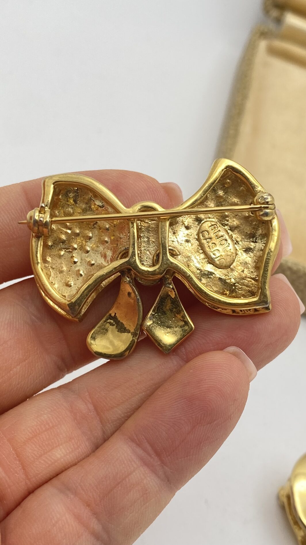 ALTA BIGIOTTERIA D’AUTORE: SPILLE CASCIO BIJOUX ANNI ’50-’60 IN METALLO GOLDTONE E CRISTALLI, PURA ARTE ITALIANA. - immagine 6