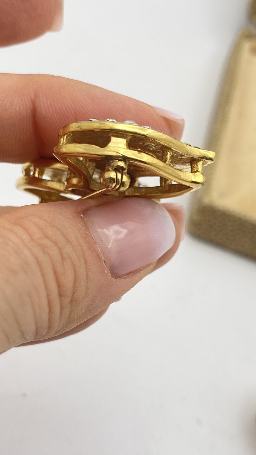 ALTA BIGIOTTERIA D’AUTORE: SPILLE CASCIO BIJOUX ANNI ’50-’60 IN METALLO GOLDTONE E CRISTALLI, PURA ARTE ITALIANA. - immagine 8
