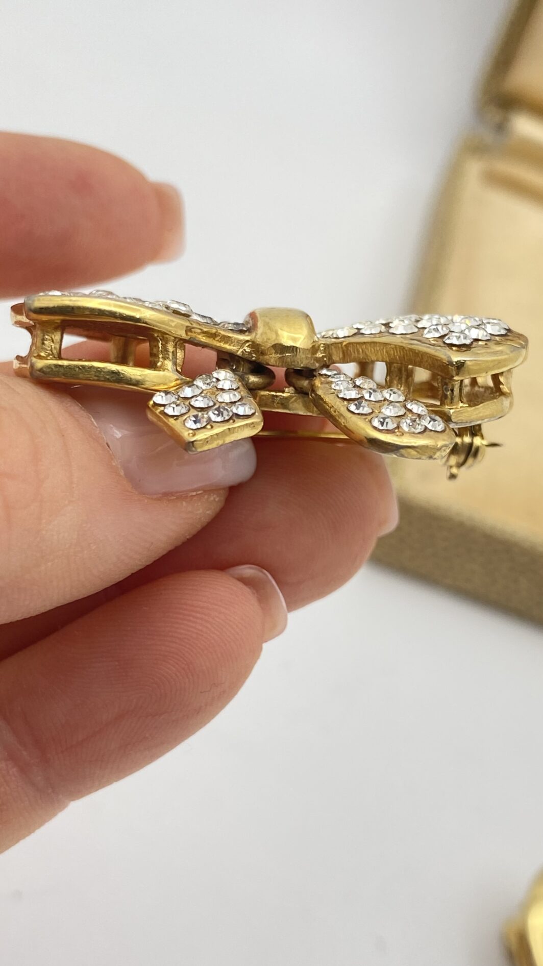 ALTA BIGIOTTERIA D’AUTORE: SPILLE CASCIO BIJOUX ANNI ’50-’60 IN METALLO GOLDTONE E CRISTALLI, PURA ARTE ITALIANA. - immagine 9