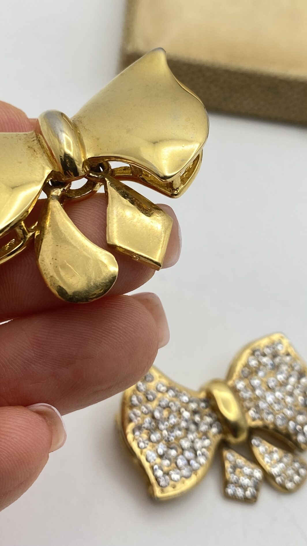ALTA BIGIOTTERIA D’AUTORE: SPILLE CASCIO BIJOUX ANNI ’50-’60 IN METALLO GOLDTONE E CRISTALLI, PURA ARTE ITALIANA. - immagine 10
