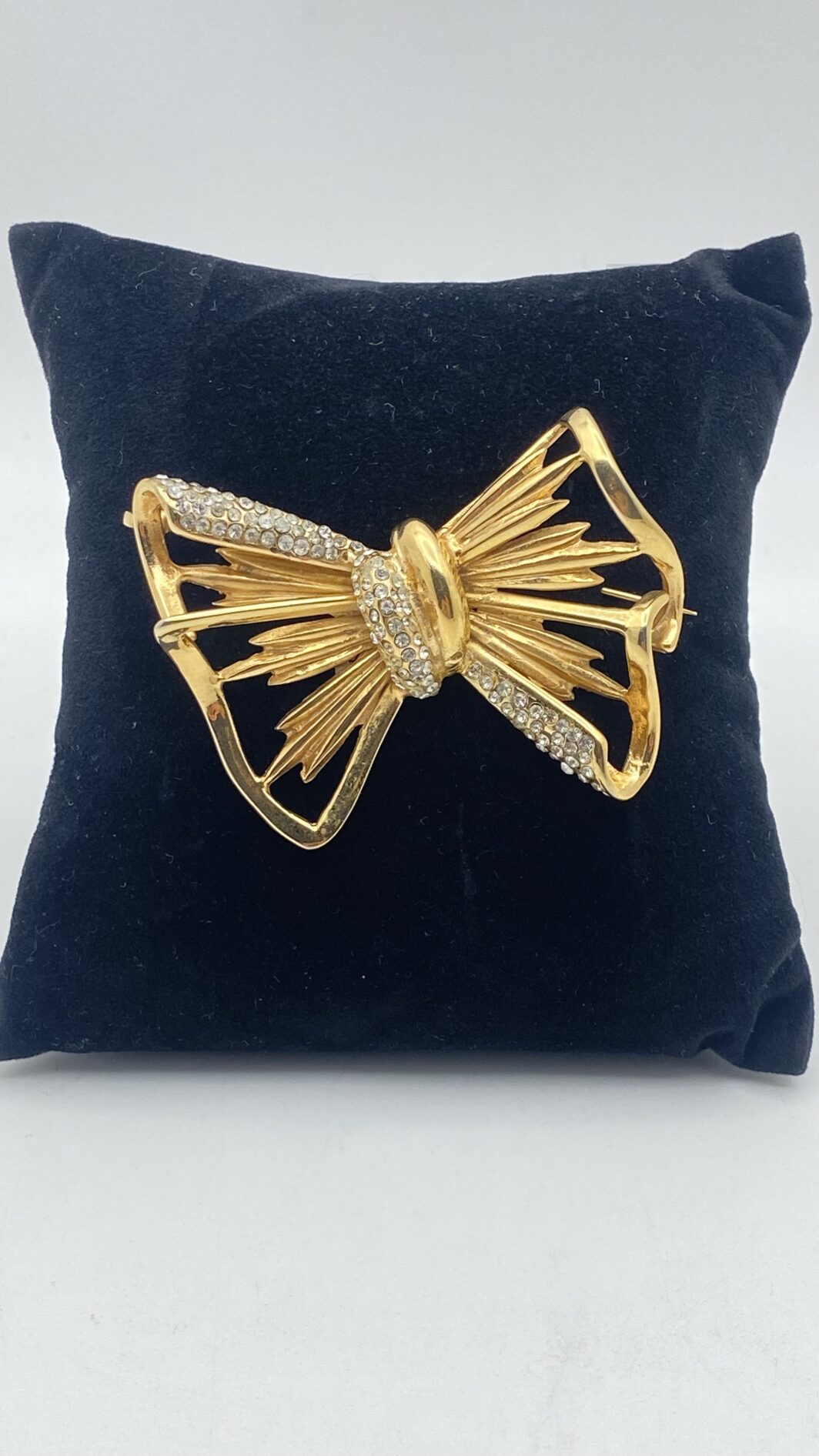RAFFINATA SPILLA DI ALTA BIGIOTTERIA ANNI ’70 FIRMATA DALLA CELEBRE MAISON FIORENTINA “CASCIO BIJOUX” – DESIGN SCULTOREO E LUCE VINTAGE - immagine 9