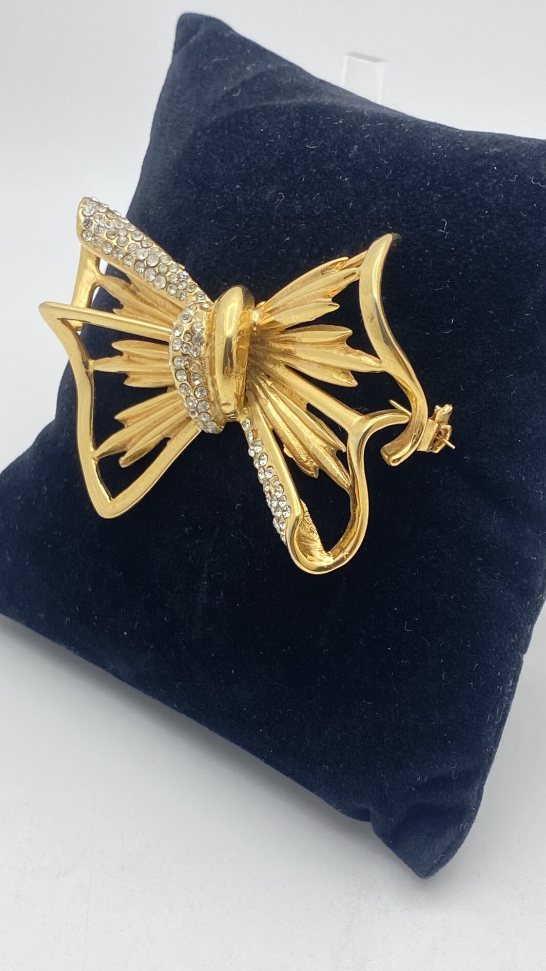 RAFFINATA SPILLA DI ALTA BIGIOTTERIA ANNI ’70 FIRMATA DALLA CELEBRE MAISON FIORENTINA “CASCIO BIJOUX” – DESIGN SCULTOREO E LUCE VINTAGE - immagine 8