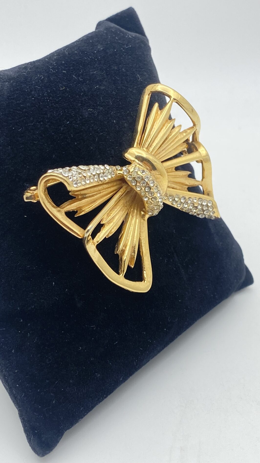 RAFFINATA SPILLA DI ALTA BIGIOTTERIA ANNI ’70 FIRMATA DALLA CELEBRE MAISON FIORENTINA “CASCIO BIJOUX” – DESIGN SCULTOREO E LUCE VINTAGE - immagine 7