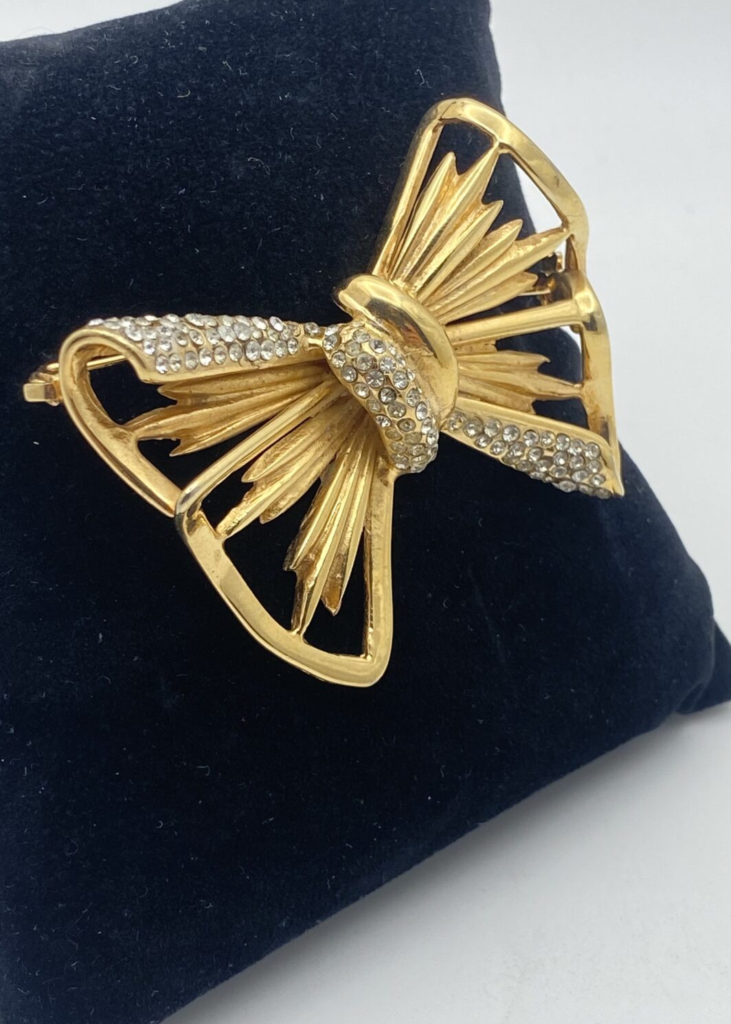 RAFFINATA SPILLA DI ALTA BIGIOTTERIA ANNI ’70 FIRMATA DALLA CELEBRE MAISON FIORENTINA “CASCIO BIJOUX” – DESIGN SCULTOREO E LUCE VINTAGE