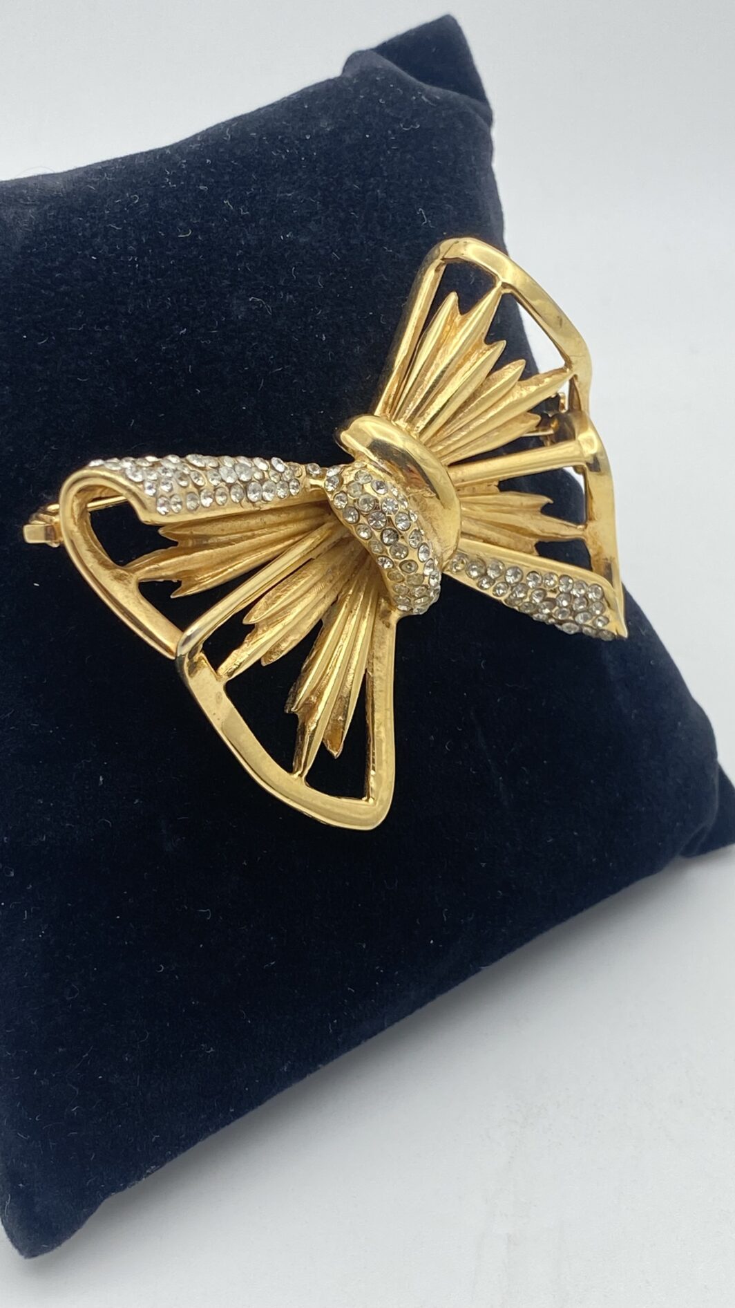 RAFFINATA SPILLA DI ALTA BIGIOTTERIA ANNI ’70 FIRMATA DALLA CELEBRE MAISON FIORENTINA “CASCIO BIJOUX” – DESIGN SCULTOREO E LUCE VINTAGE