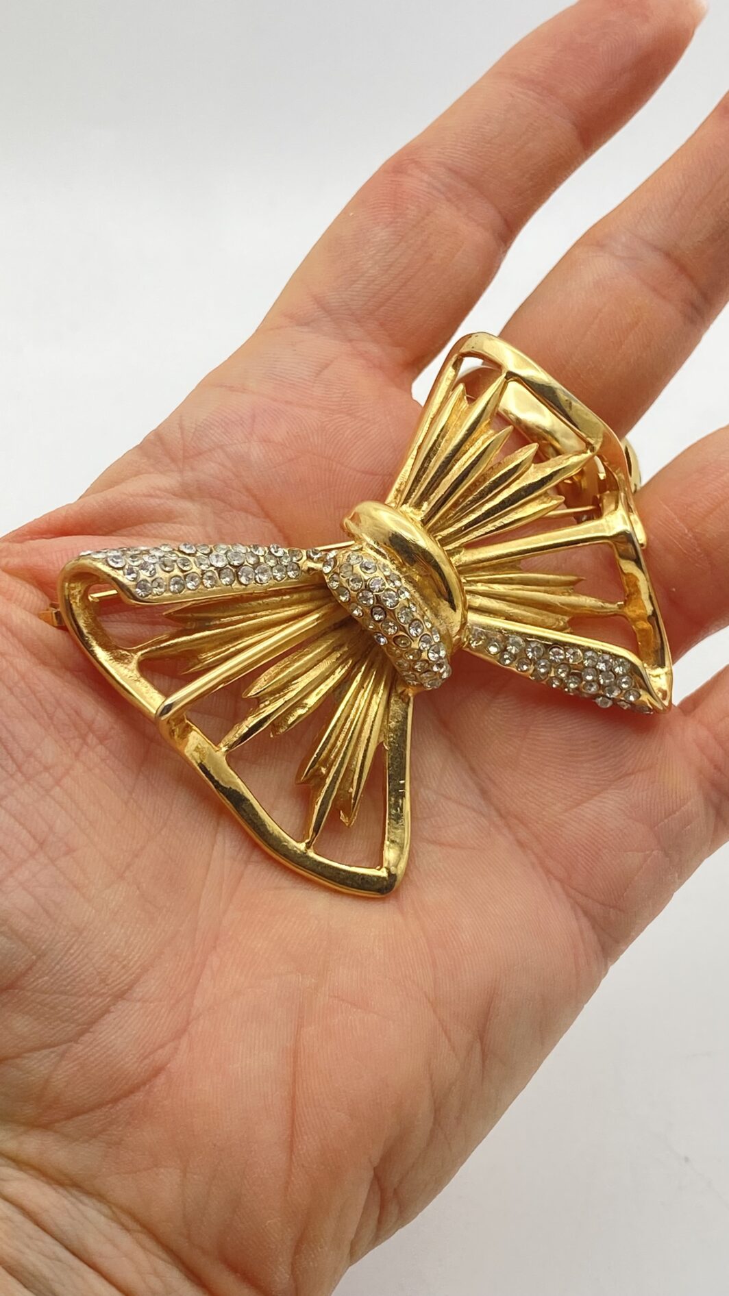 RAFFINATA SPILLA DI ALTA BIGIOTTERIA ANNI ’70 FIRMATA DALLA CELEBRE MAISON FIORENTINA “CASCIO BIJOUX” – DESIGN SCULTOREO E LUCE VINTAGE - immagine 5