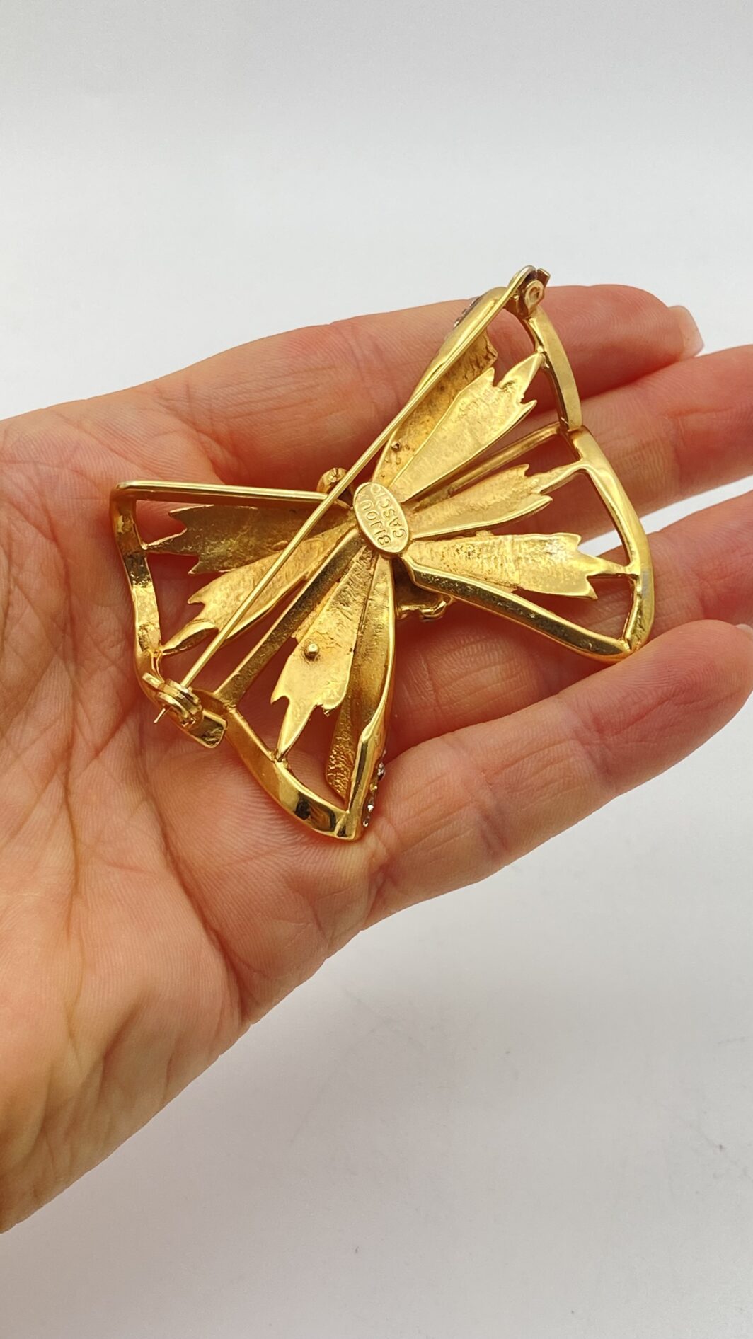RAFFINATA SPILLA DI ALTA BIGIOTTERIA ANNI ’70 FIRMATA DALLA CELEBRE MAISON FIORENTINA “CASCIO BIJOUX” – DESIGN SCULTOREO E LUCE VINTAGE - immagine 4