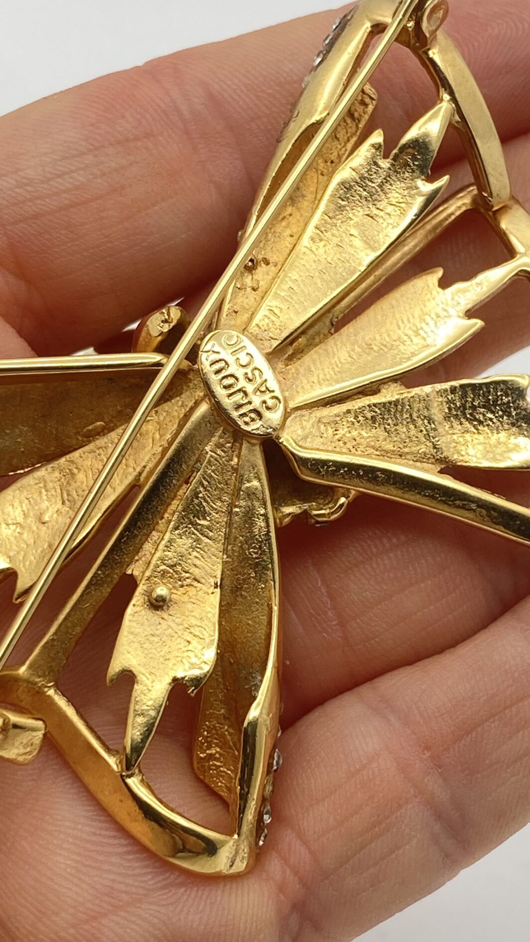 RAFFINATA SPILLA DI ALTA BIGIOTTERIA ANNI ’70 FIRMATA DALLA CELEBRE MAISON FIORENTINA “CASCIO BIJOUX” – DESIGN SCULTOREO E LUCE VINTAGE - immagine 3