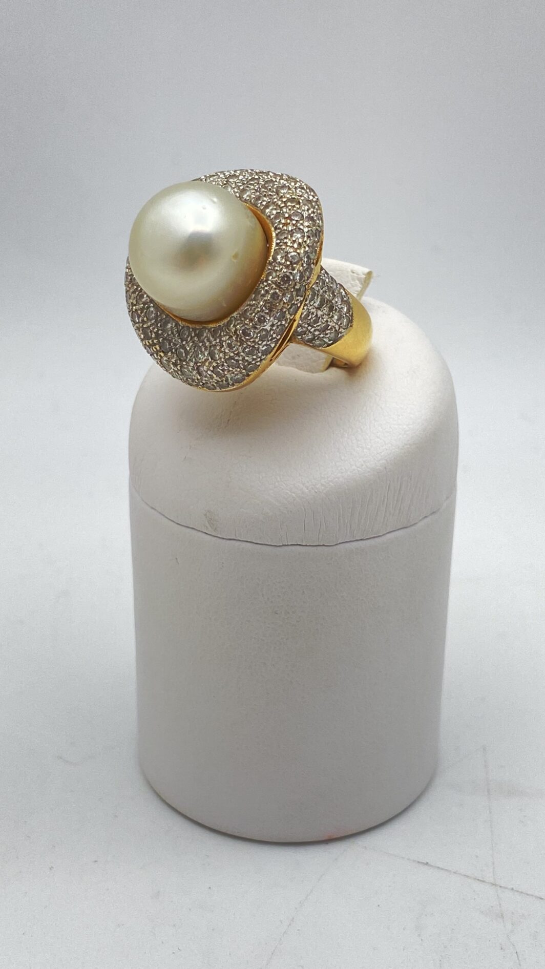 SOVRANA DI LUCE: ANELLO CON GRANDE PERLA AUSTRALIANA (20ct) E DIAMANTI (3,20ct) SU ORO 18KT, CON CROCE DI MALTA SEGRETA. CAPOLAVORO DI OREFICERIA ANNI’80. - immagine 3