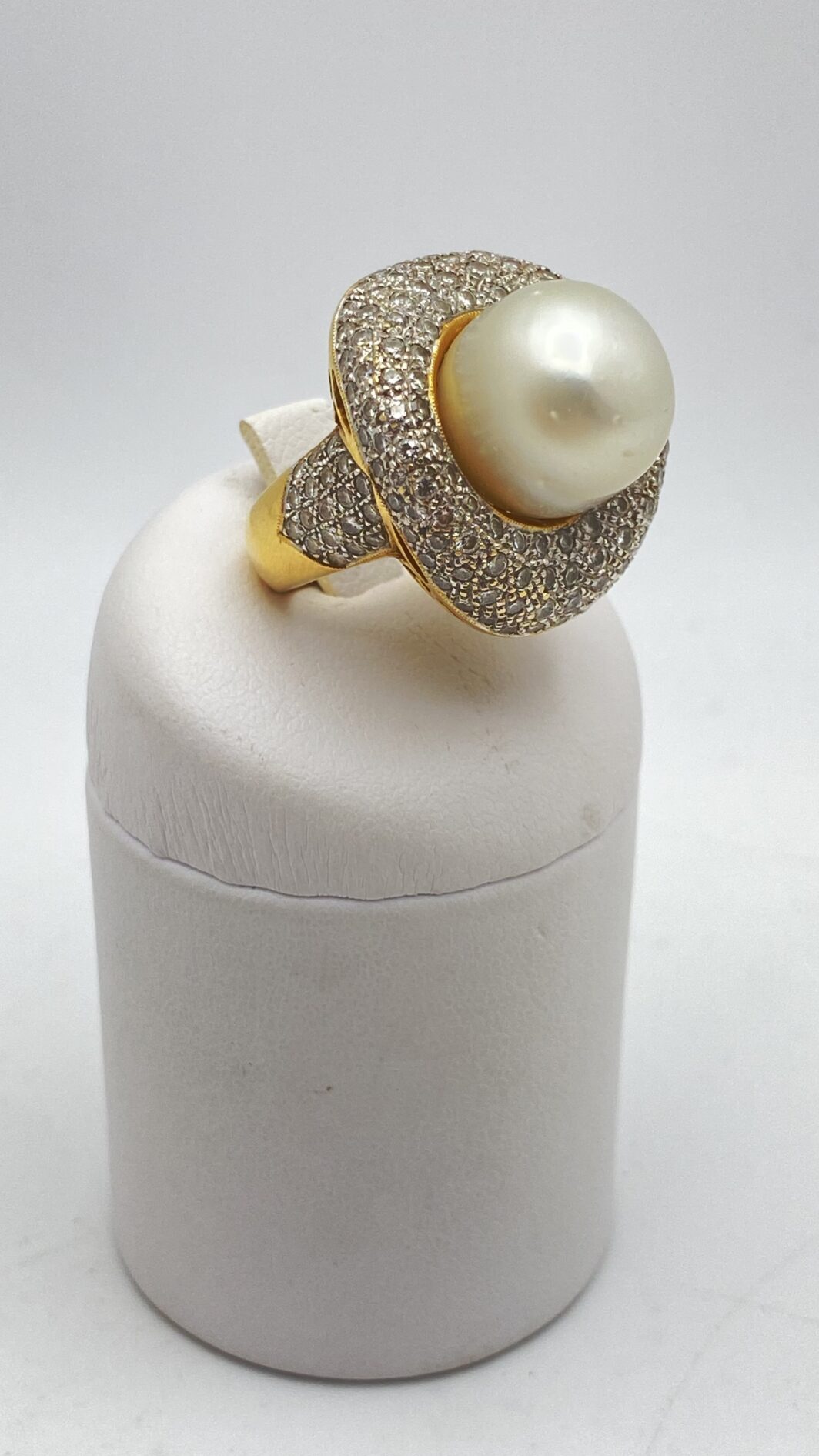 SOVRANA DI LUCE: ANELLO CON GRANDE PERLA AUSTRALIANA (20ct) E DIAMANTI (3,20ct) SU ORO 18KT, CON CROCE DI MALTA SEGRETA. CAPOLAVORO DI OREFICERIA ANNI’80. - immagine 4