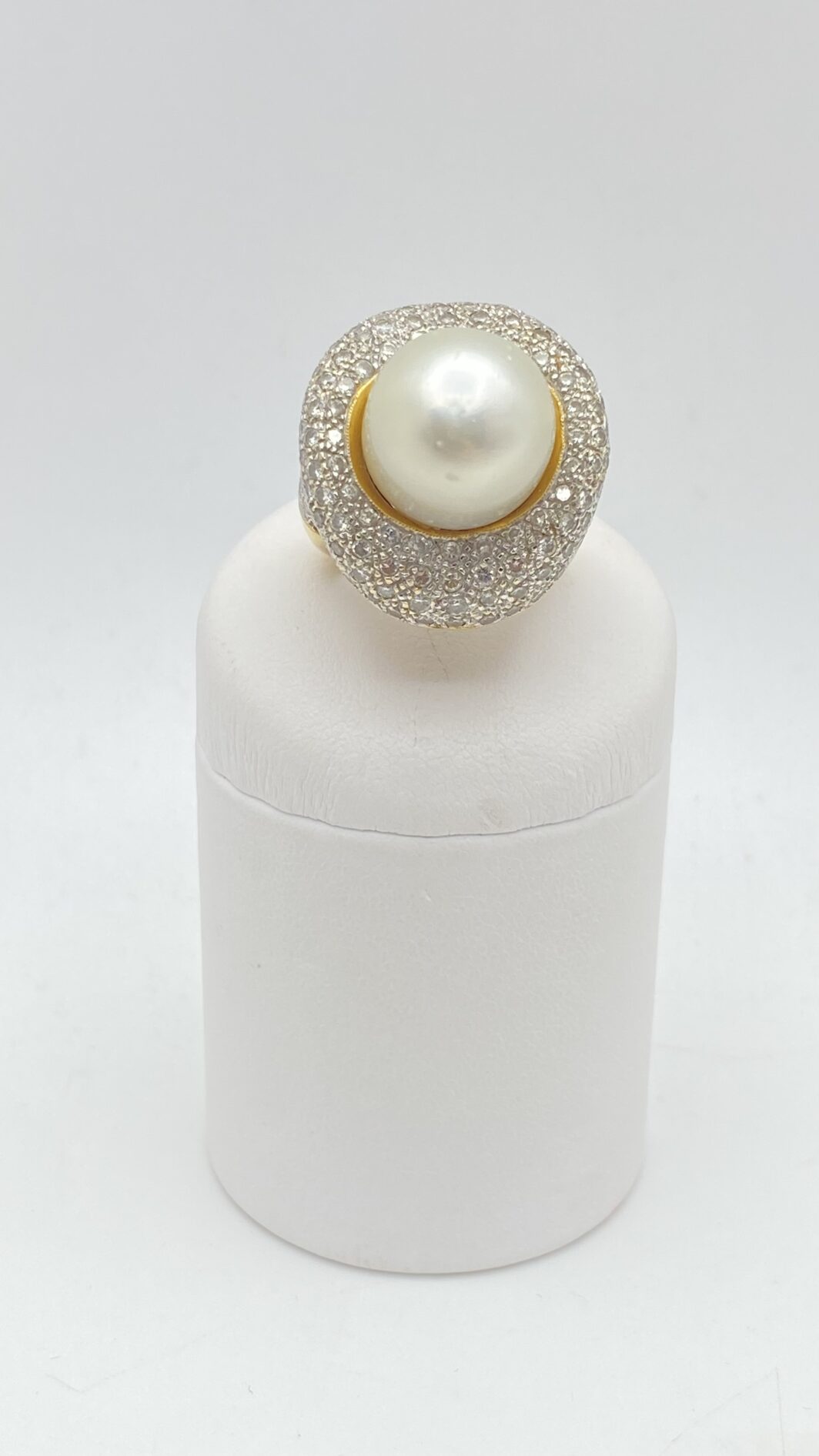 SOVRANA DI LUCE: ANELLO CON GRANDE PERLA AUSTRALIANA (20ct) E DIAMANTI (3,20ct) SU ORO 18KT, CON CROCE DI MALTA SEGRETA. CAPOLAVORO DI OREFICERIA ANNI’80. - immagine 5
