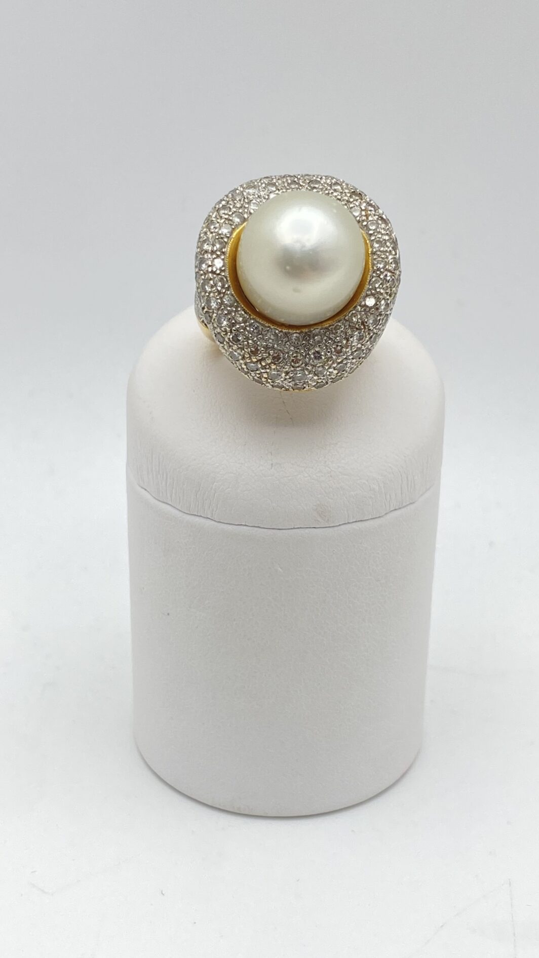 SOVRANA DI LUCE: ANELLO CON GRANDE PERLA AUSTRALIANA (20ct) E DIAMANTI (3,20ct) SU ORO 18KT, CON CROCE DI MALTA SEGRETA. CAPOLAVORO DI OREFICERIA ANNI’80. - immagine 9