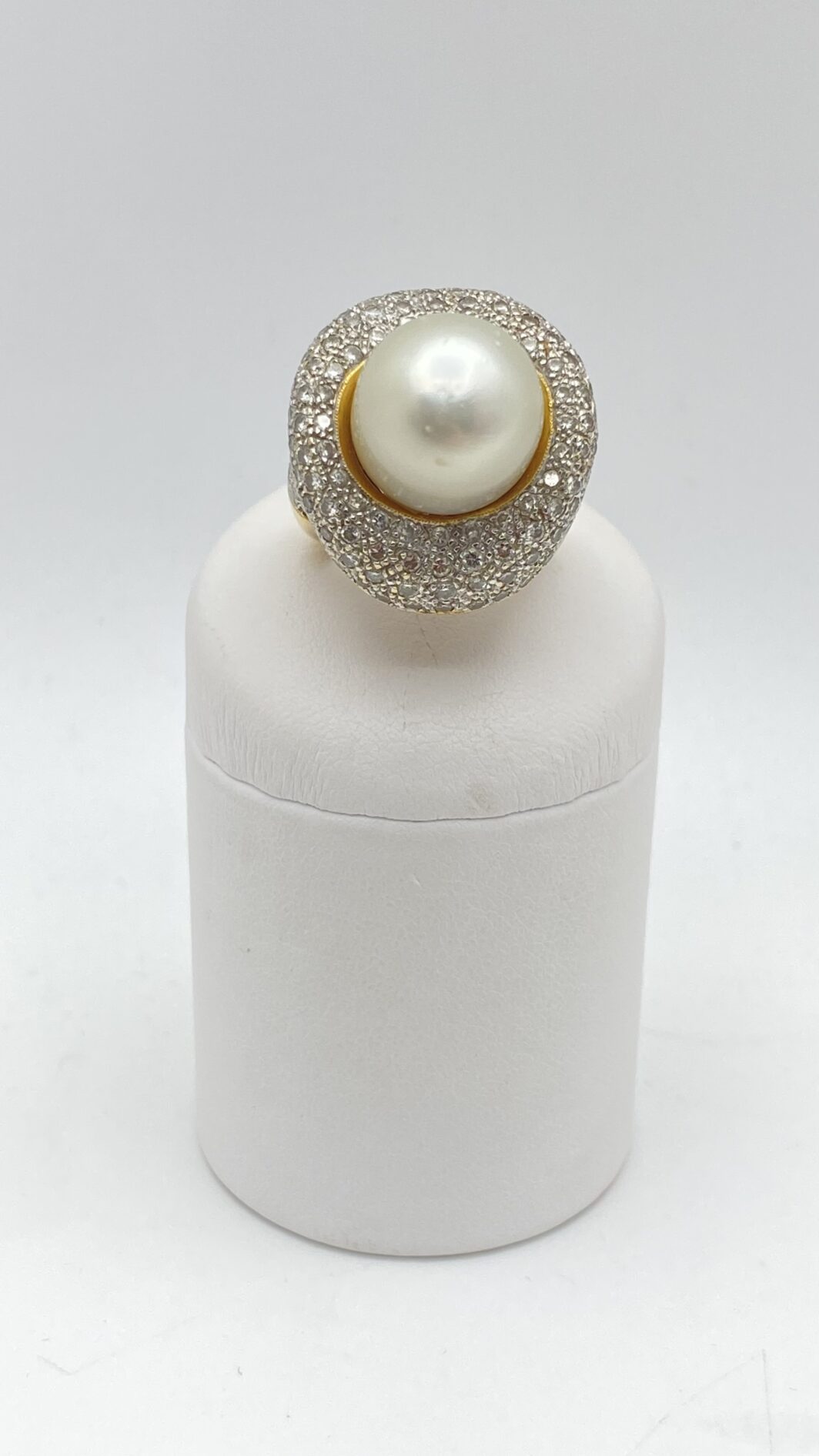 SOVRANA DI LUCE: ANELLO CON GRANDE PERLA AUSTRALIANA (20ct) E DIAMANTI (3,20ct) SU ORO 18KT, CON CROCE DI MALTA SEGRETA. CAPOLAVORO DI OREFICERIA ANNI’80. - immagine 8