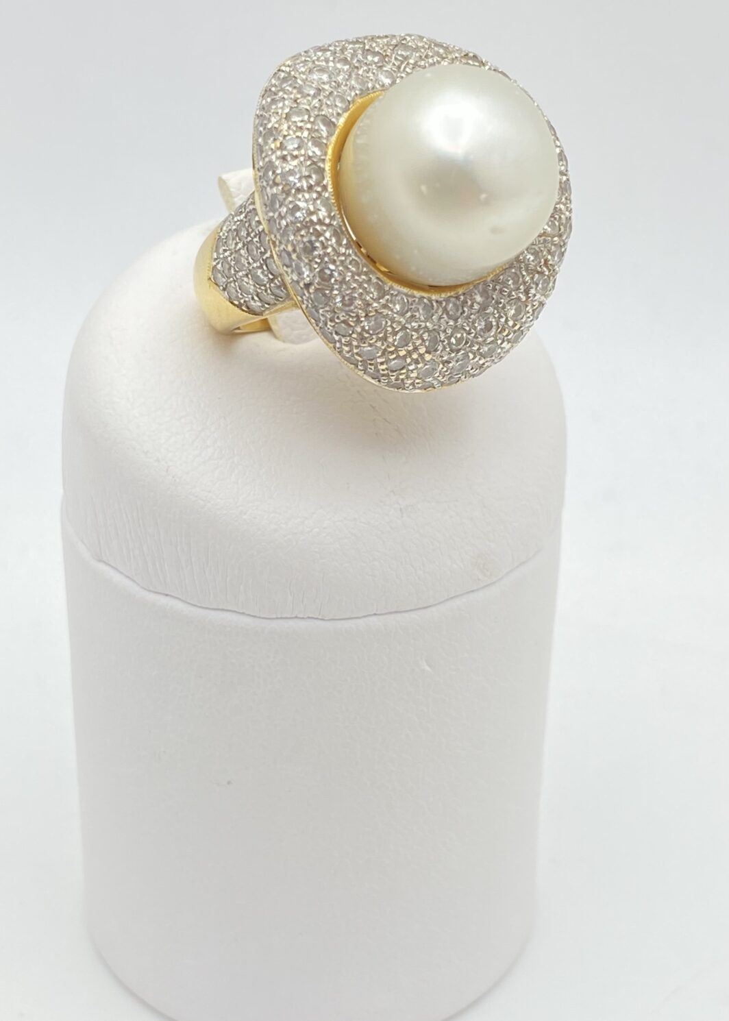 SOVRANA DI LUCE: ANELLO CON GRANDE PERLA AUSTRALIANA (20ct) E DIAMANTI (3,20ct) SU ORO 18KT, CON CROCE DI MALTA SEGRETA. CAPOLAVORO DI OREFICERIA ANNI’80.