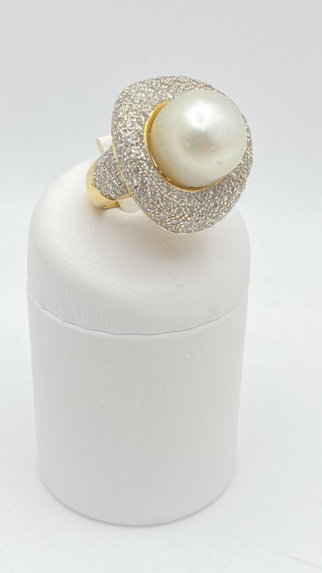 SOVRANA DI LUCE: ANELLO CON GRANDE PERLA AUSTRALIANA (20ct) E DIAMANTI (3,20ct) SU ORO 18KT, CON CROCE DI MALTA SEGRETA. CAPOLAVORO DI OREFICERIA ANNI’80.