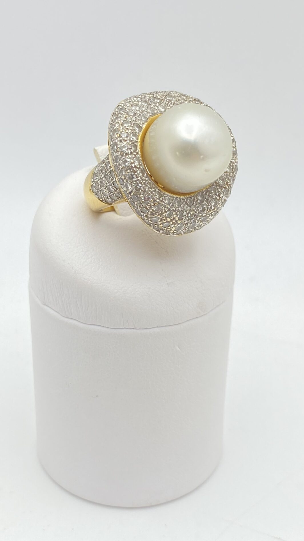 SOVRANA DI LUCE: ANELLO CON GRANDE PERLA AUSTRALIANA (20ct) E DIAMANTI (3,20ct) SU ORO 18KT, CON CROCE DI MALTA SEGRETA. CAPOLAVORO DI OREFICERIA ANNI’80. - immagine 2