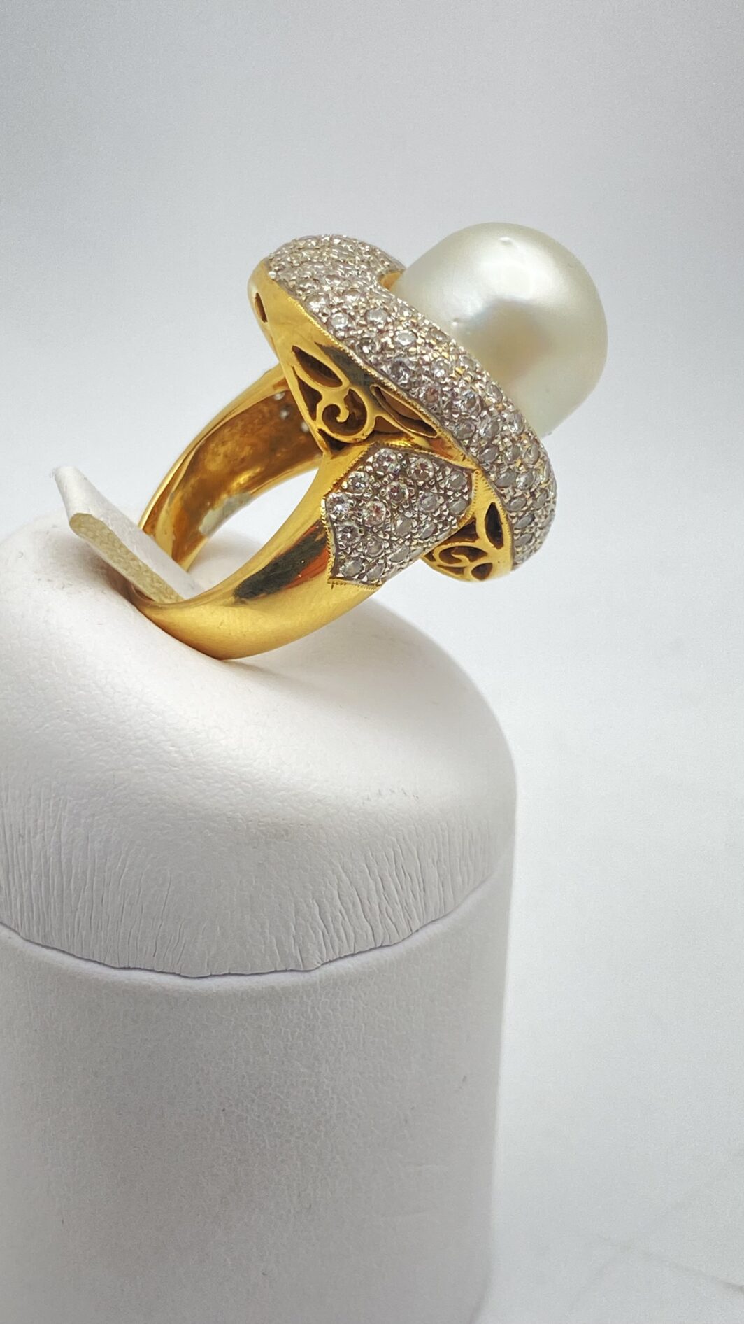 SOVRANA DI LUCE: ANELLO CON GRANDE PERLA AUSTRALIANA (20ct) E DIAMANTI (3,20ct) SU ORO 18KT, CON CROCE DI MALTA SEGRETA. CAPOLAVORO DI OREFICERIA ANNI’80. - immagine 6