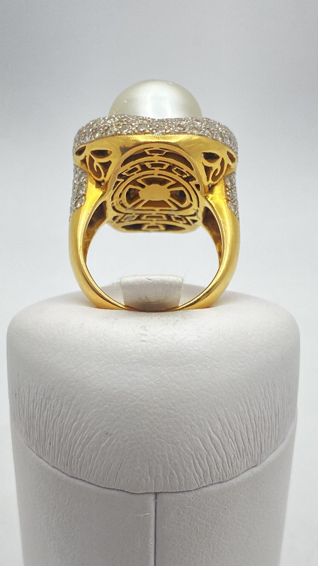SOVRANA DI LUCE: ANELLO CON GRANDE PERLA AUSTRALIANA (20ct) E DIAMANTI (3,20ct) SU ORO 18KT, CON CROCE DI MALTA SEGRETA. CAPOLAVORO DI OREFICERIA ANNI’80. - immagine 10