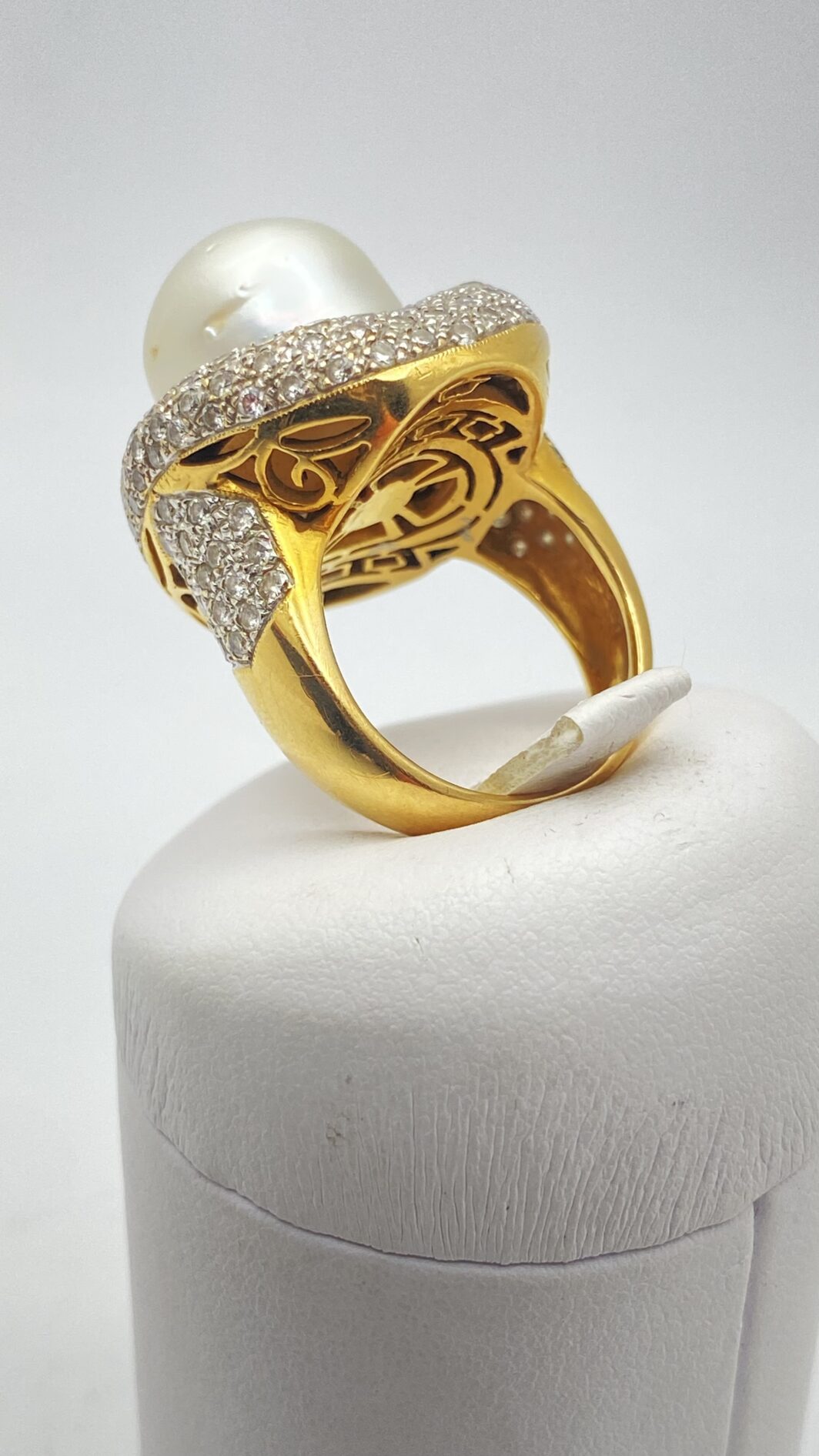 SOVRANA DI LUCE: ANELLO CON GRANDE PERLA AUSTRALIANA (20ct) E DIAMANTI (3,20ct) SU ORO 18KT, CON CROCE DI MALTA SEGRETA. CAPOLAVORO DI OREFICERIA ANNI’80. - immagine 11