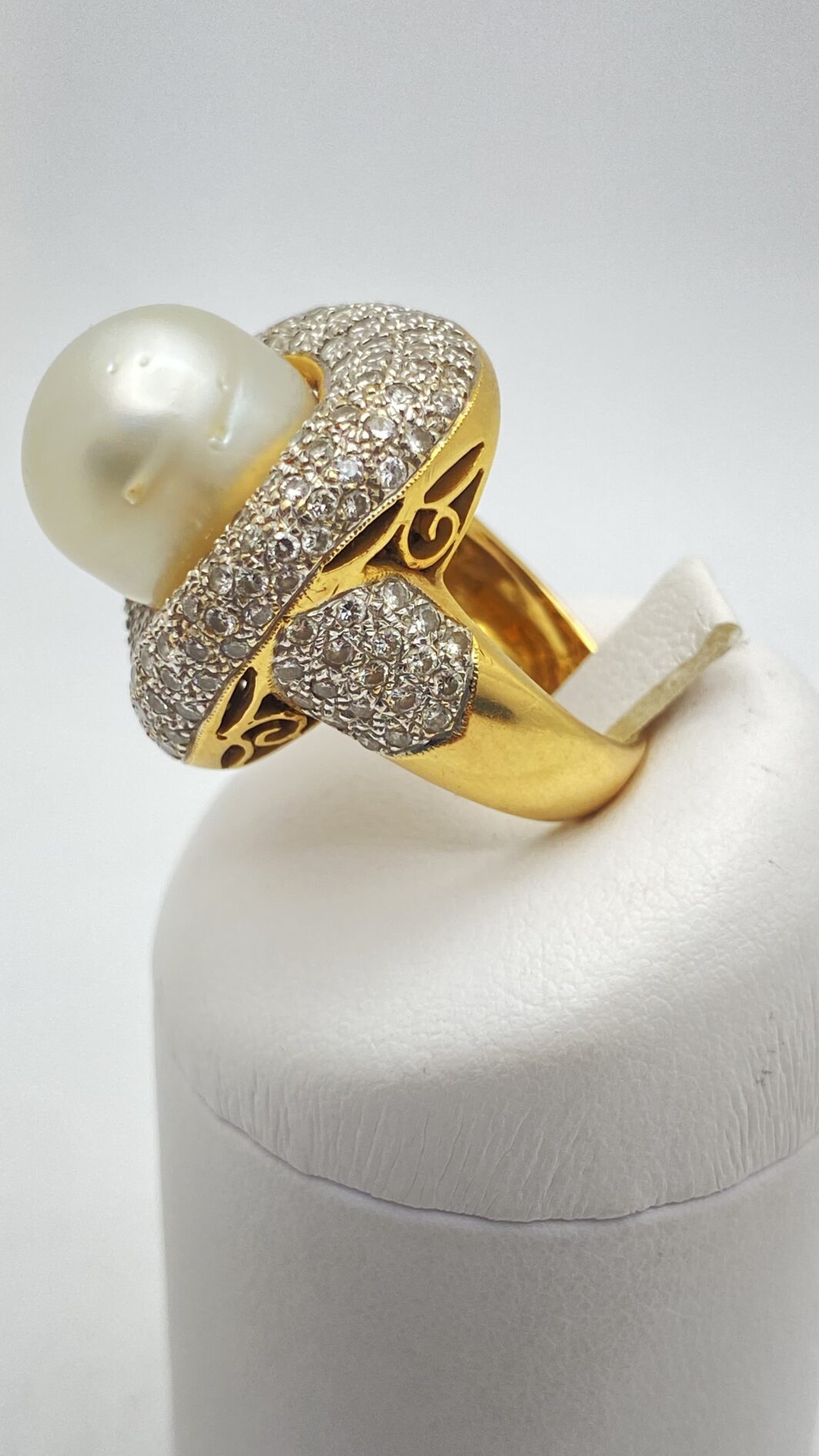 SOVRANA DI LUCE: ANELLO CON GRANDE PERLA AUSTRALIANA (20ct) E DIAMANTI (3,20ct) SU ORO 18KT, CON CROCE DI MALTA SEGRETA. CAPOLAVORO DI OREFICERIA ANNI’80. - immagine 12