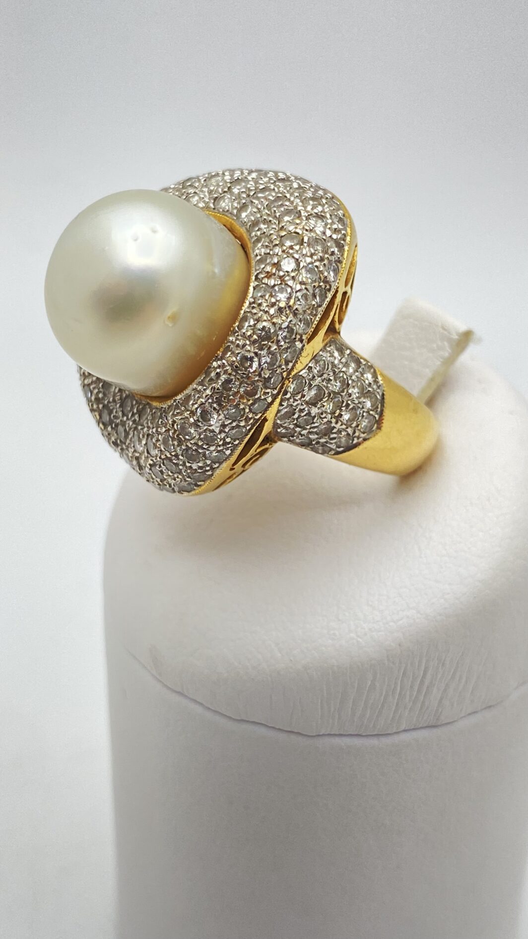 SOVRANA DI LUCE: ANELLO CON GRANDE PERLA AUSTRALIANA (20ct) E DIAMANTI (3,20ct) SU ORO 18KT, CON CROCE DI MALTA SEGRETA. CAPOLAVORO DI OREFICERIA ANNI’80. - immagine 13