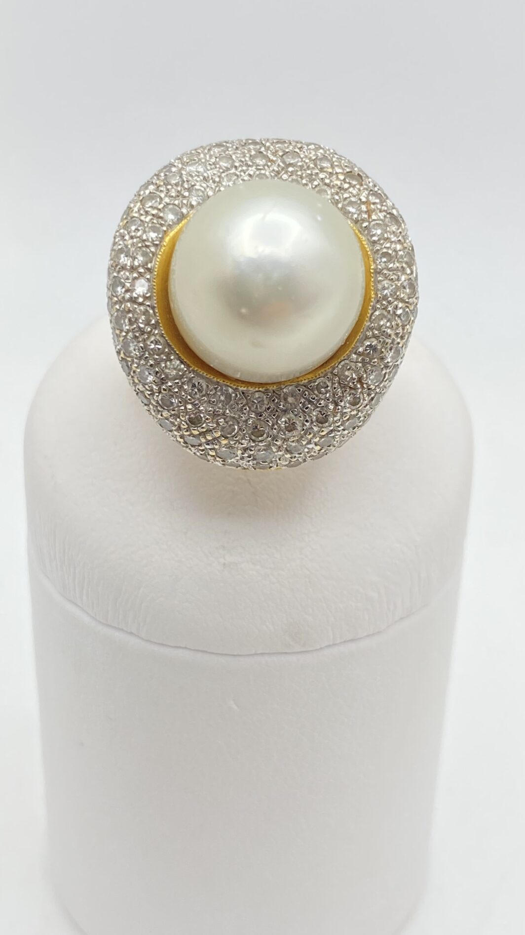SOVRANA DI LUCE: ANELLO CON GRANDE PERLA AUSTRALIANA (20ct) E DIAMANTI (3,20ct) SU ORO 18KT, CON CROCE DI MALTA SEGRETA. CAPOLAVORO DI OREFICERIA ANNI’80. - immagine 14
