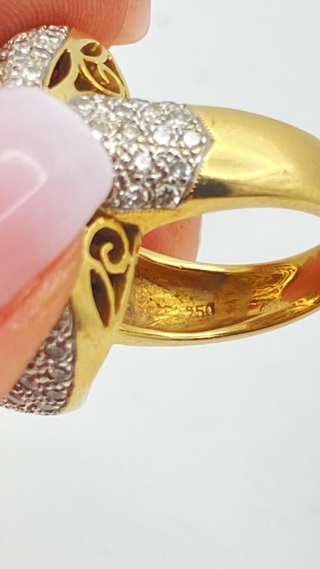 SOVRANA DI LUCE: ANELLO CON GRANDE PERLA AUSTRALIANA (20ct) E DIAMANTI (3,20ct) SU ORO 18KT, CON CROCE DI MALTA SEGRETA. CAPOLAVORO DI OREFICERIA ANNI’80. - immagine 16
