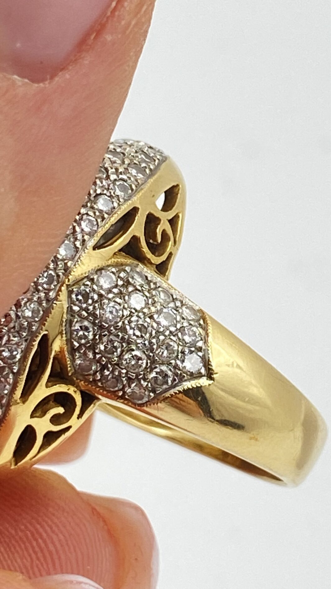 SOVRANA DI LUCE: ANELLO CON GRANDE PERLA AUSTRALIANA (20ct) E DIAMANTI (3,20ct) SU ORO 18KT, CON CROCE DI MALTA SEGRETA. CAPOLAVORO DI OREFICERIA ANNI’80. - immagine 15