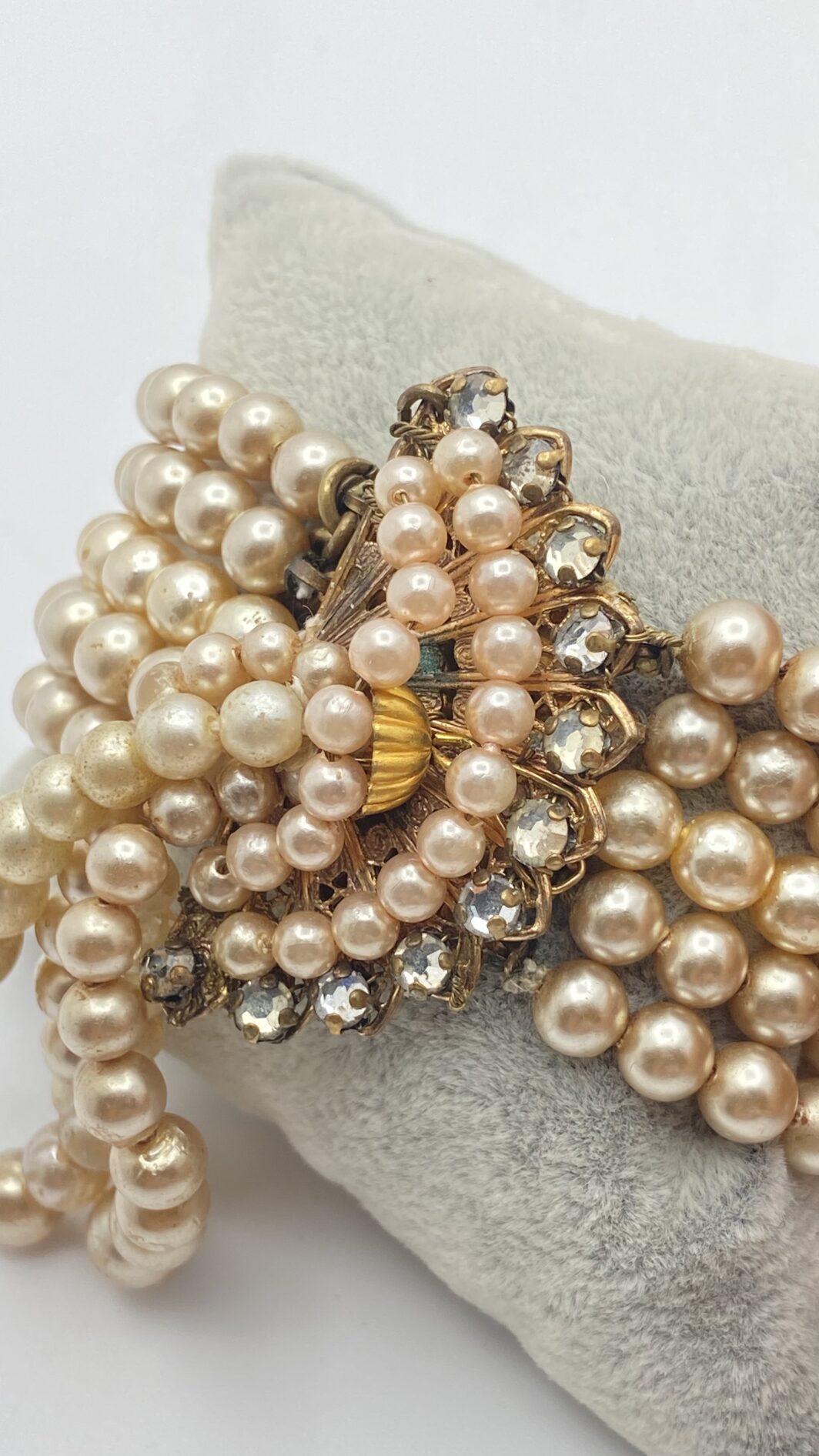 BRACCIALE VINTAGE AMERICANO ANNI ’30 CON PERLE SMALTATE E STRASS IN PATINA ORIGINALE - immagine 6