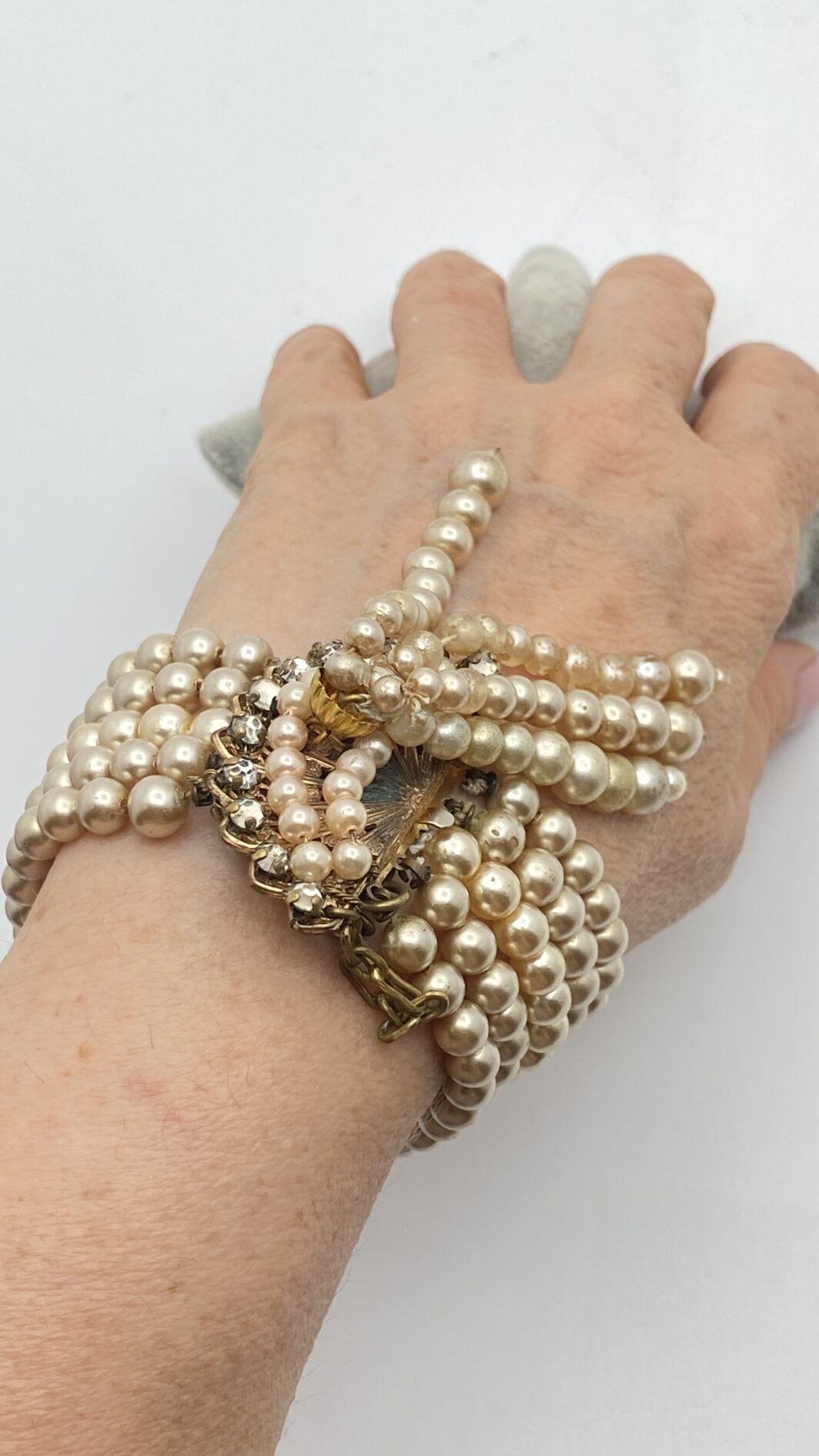 BRACCIALE VINTAGE AMERICANO ANNI ’30 CON PERLE SMALTATE E STRASS IN PATINA ORIGINALE - immagine 5