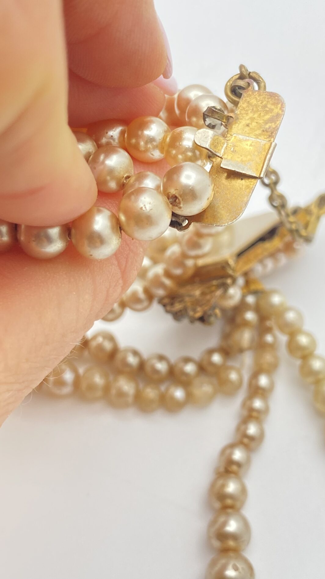 BRACCIALE VINTAGE AMERICANO ANNI ’30 CON PERLE SMALTATE E STRASS IN PATINA ORIGINALE - immagine 3