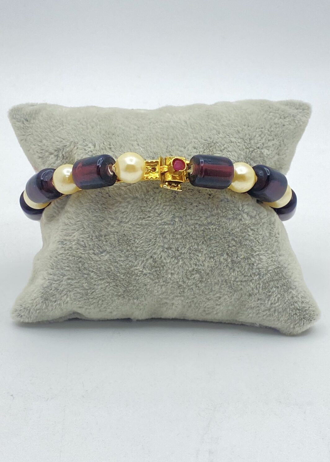 BRACCIALE VINTAGE ANNI ’50 IN METALLO GOLDTONE, VETRI MURANO COLOR AMETISTA E PERLE MURANO, IN STILE HOLLYWOOD REGENCY.