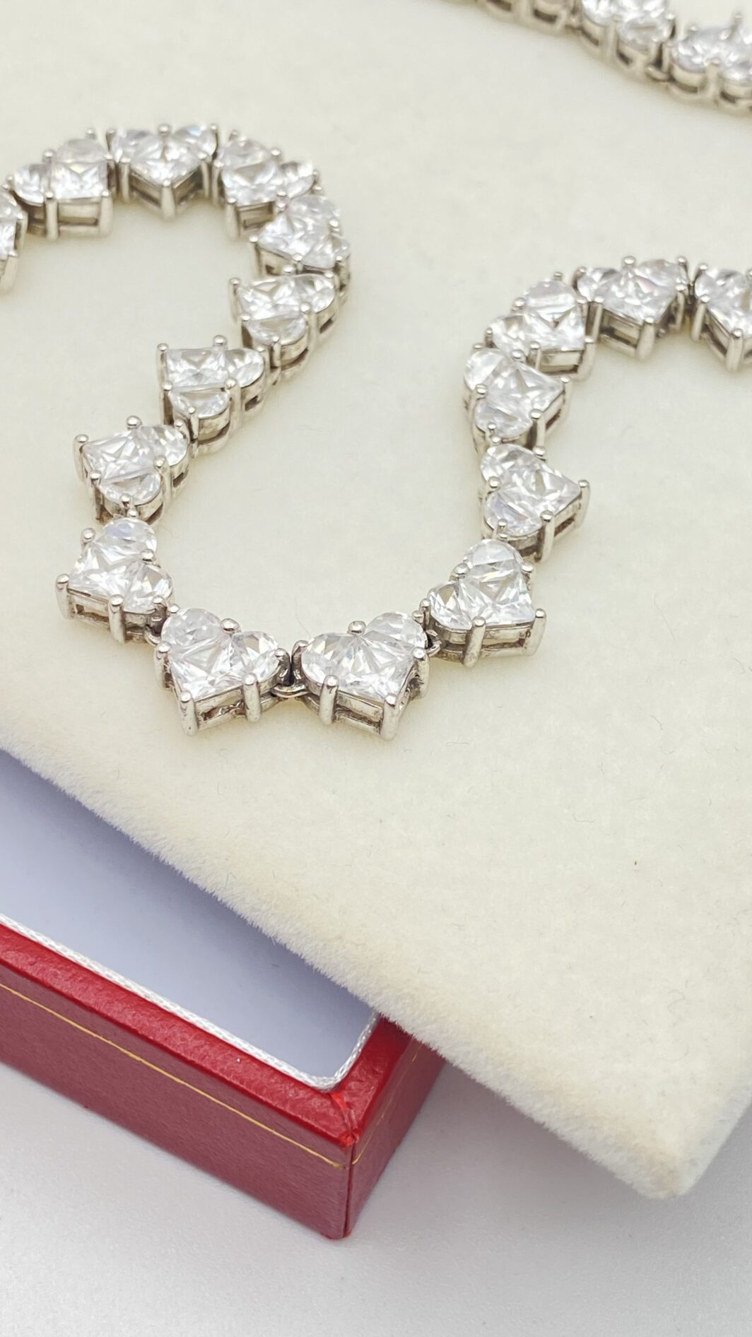 COLLIER VINTAGE ANNI ’80 IN ARGENTO 925 CON ZIRCONI CUORE – UN’ELEGANZA ILLUMINOSA COME UN RIFLETTORE SU UNA VERA REGINA DI CUORI! - immagine 9