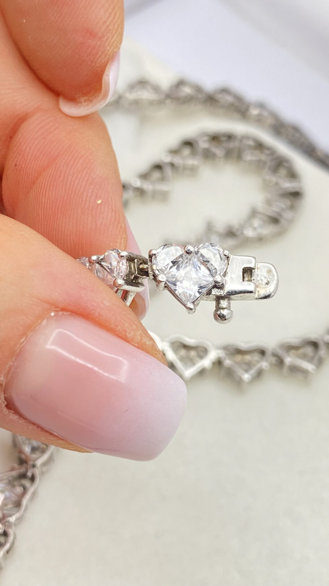 COLLIER VINTAGE ANNI ’80 IN ARGENTO 925 CON ZIRCONI CUORE – UN’ELEGANZA ILLUMINOSA COME UN RIFLETTORE SU UNA VERA REGINA DI CUORI! - immagine 6