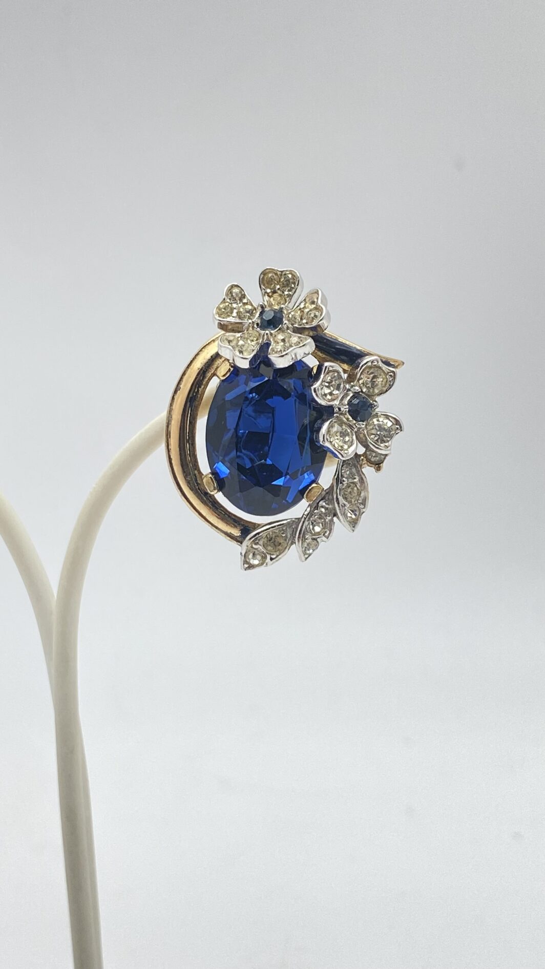 STRAORDINARI ORECCHINI FIRMATI TRIFARI, CON CORONA, ANNI ’50, IN METALLO DORATO – DESIGN ALFRED PHILIPPE CON CRISTALLI ZAFFIRO, RARITÀ DA COLLEZIONE. - immagine 3