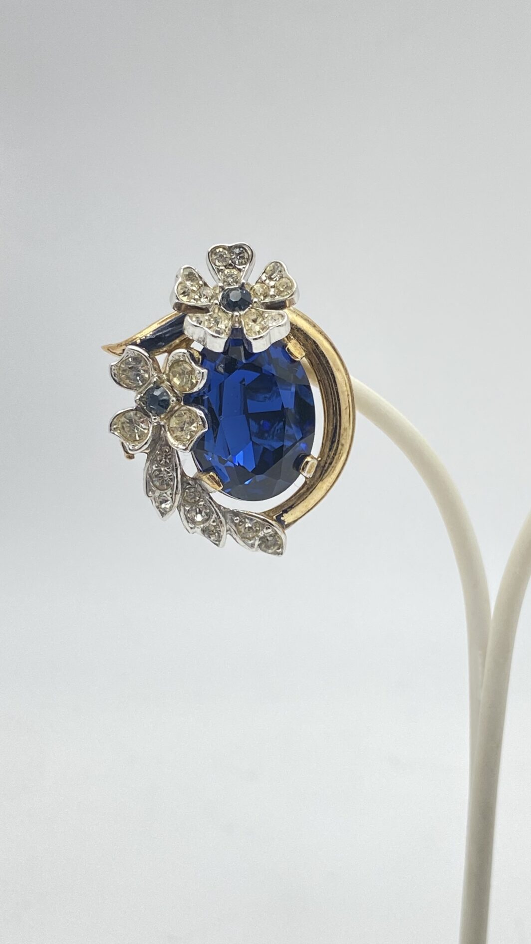 STRAORDINARI ORECCHINI FIRMATI TRIFARI, CON CORONA, ANNI ’50, IN METALLO DORATO – DESIGN ALFRED PHILIPPE CON CRISTALLI ZAFFIRO, RARITÀ DA COLLEZIONE. - immagine 4