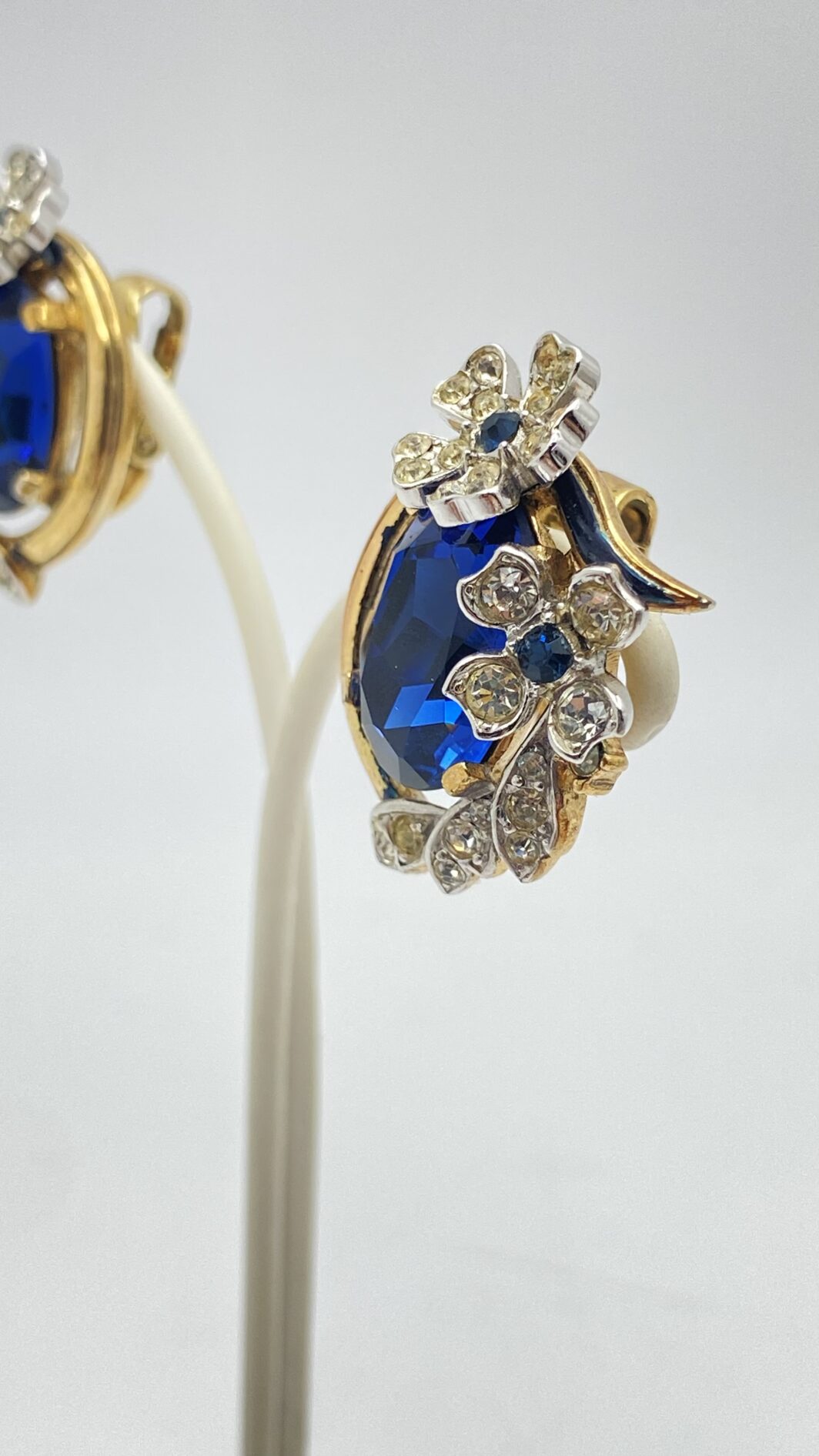 STRAORDINARI ORECCHINI FIRMATI TRIFARI, CON CORONA, ANNI ’50, IN METALLO DORATO – DESIGN ALFRED PHILIPPE CON CRISTALLI ZAFFIRO, RARITÀ DA COLLEZIONE. - immagine 5