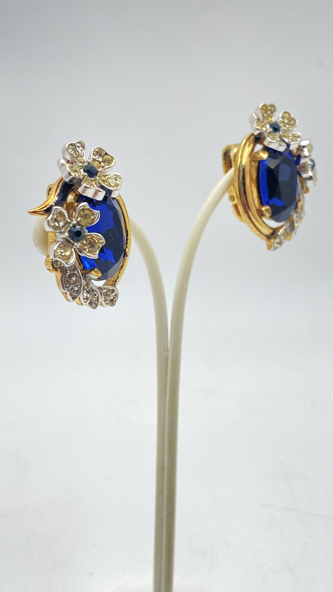 STRAORDINARI ORECCHINI FIRMATI TRIFARI, CON CORONA, ANNI ’50, IN METALLO DORATO – DESIGN ALFRED PHILIPPE CON CRISTALLI ZAFFIRO, RARITÀ DA COLLEZIONE. - immagine 6