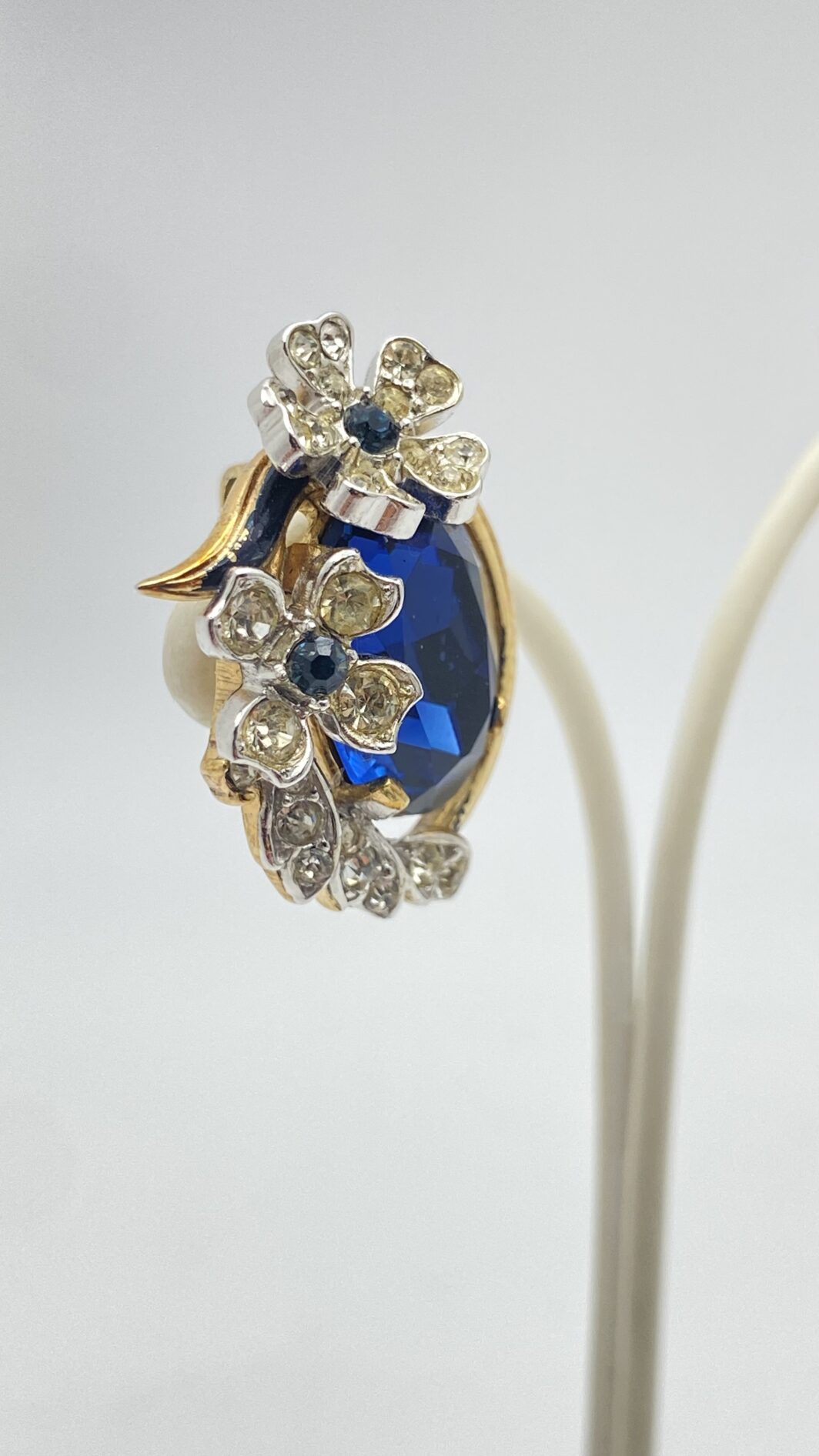 STRAORDINARI ORECCHINI FIRMATI TRIFARI, CON CORONA, ANNI ’50, IN METALLO DORATO – DESIGN ALFRED PHILIPPE CON CRISTALLI ZAFFIRO, RARITÀ DA COLLEZIONE. - immagine 7