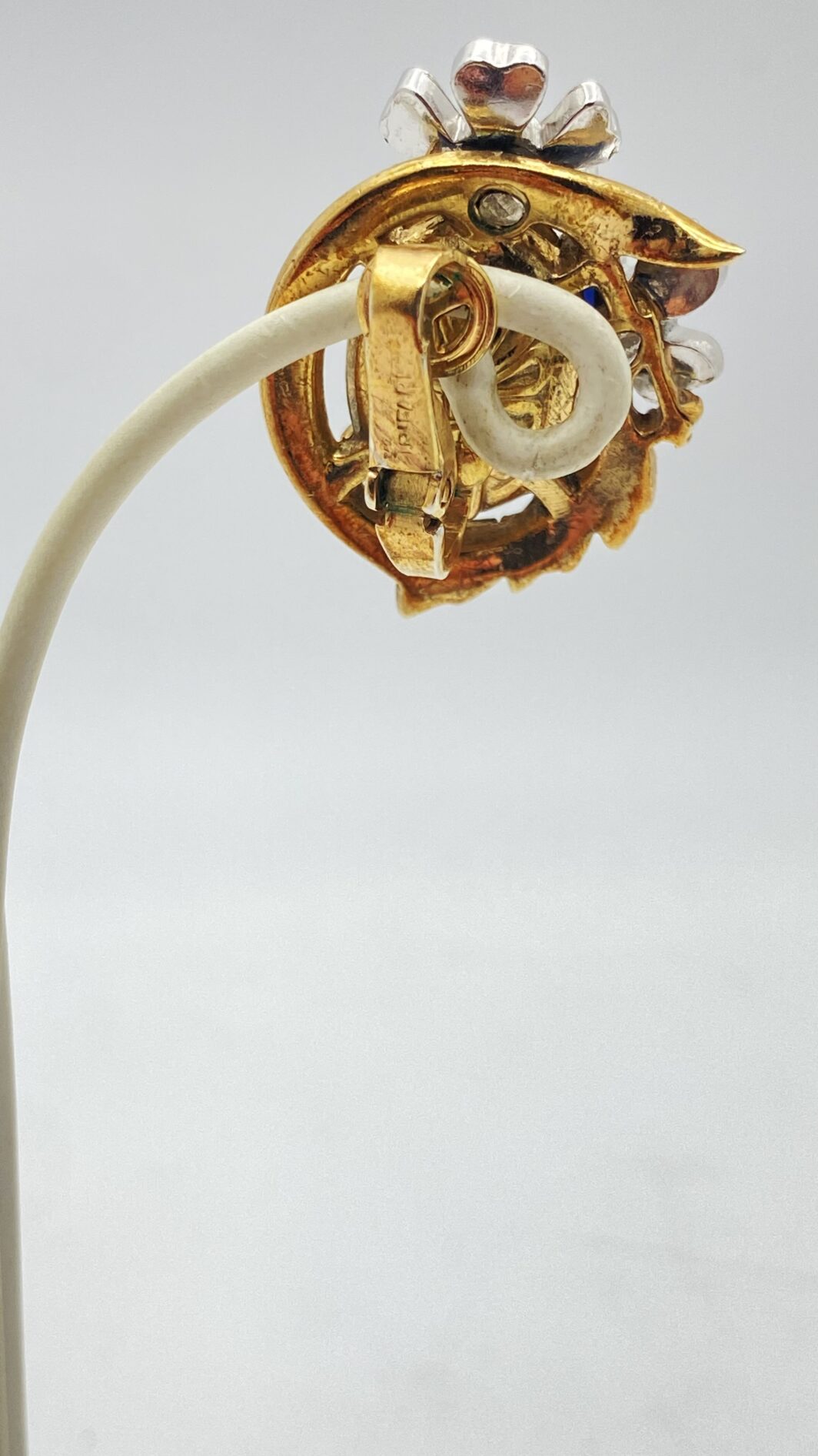 STRAORDINARI ORECCHINI FIRMATI TRIFARI, CON CORONA, ANNI ’50, IN METALLO DORATO – DESIGN ALFRED PHILIPPE CON CRISTALLI ZAFFIRO, RARITÀ DA COLLEZIONE. - immagine 8