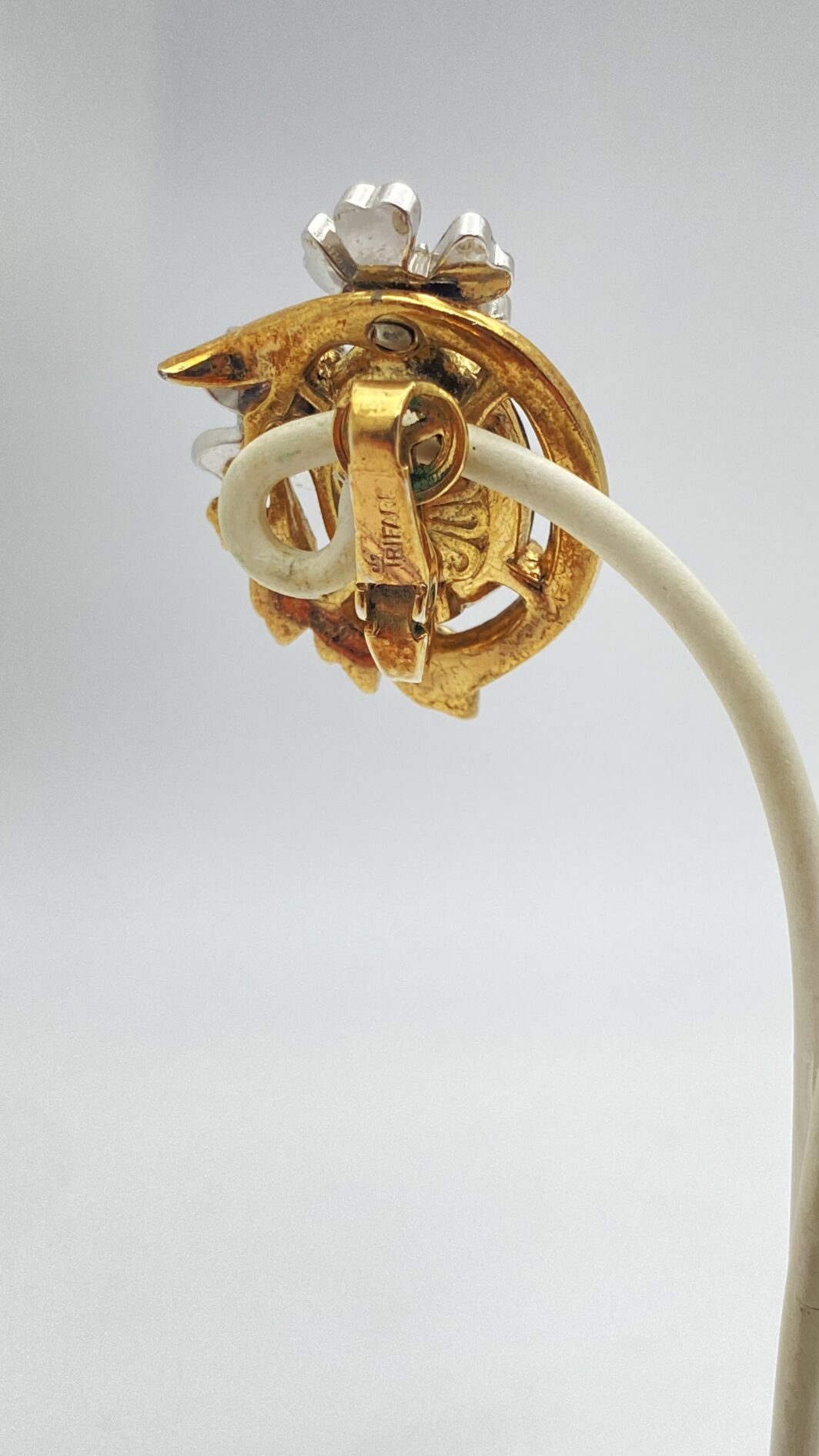 STRAORDINARI ORECCHINI FIRMATI TRIFARI, CON CORONA, ANNI ’50, IN METALLO DORATO – DESIGN ALFRED PHILIPPE CON CRISTALLI ZAFFIRO, RARITÀ DA COLLEZIONE. - immagine 9