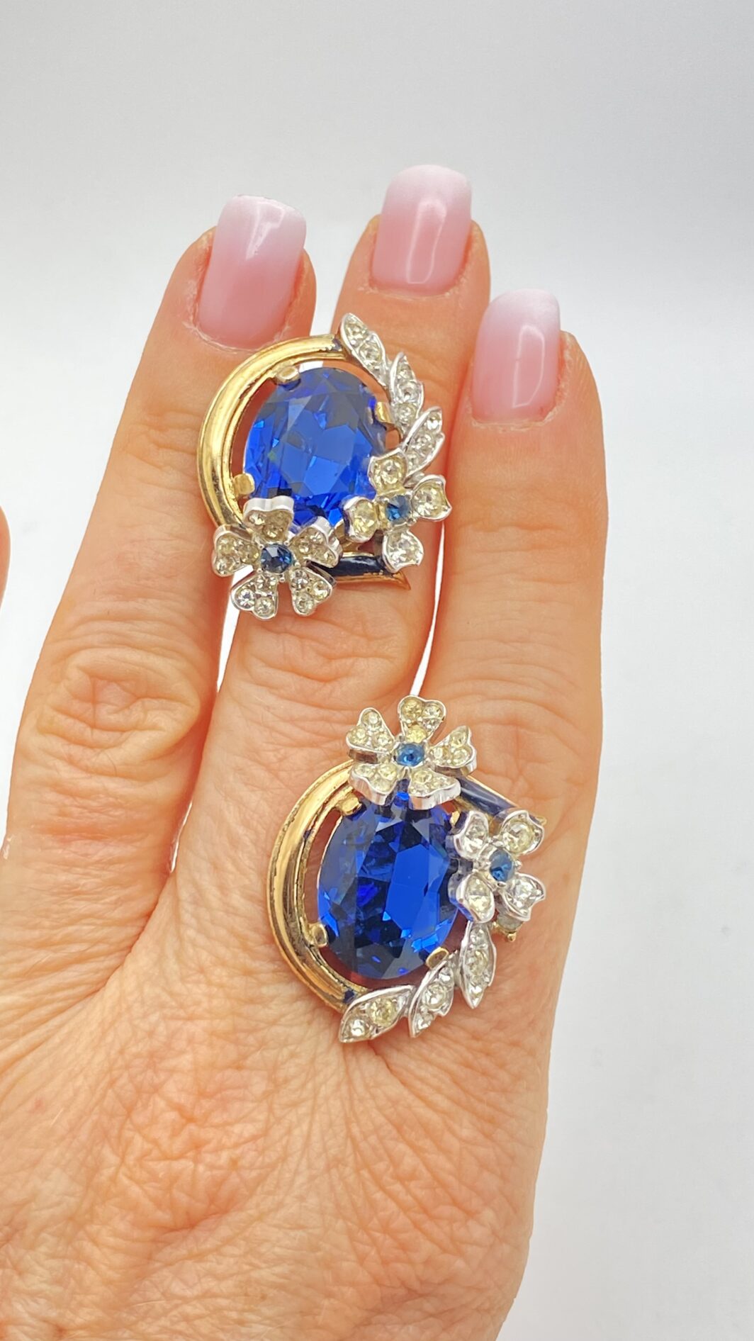 STRAORDINARI ORECCHINI FIRMATI TRIFARI, CON CORONA, ANNI ’50, IN METALLO DORATO – DESIGN ALFRED PHILIPPE CON CRISTALLI ZAFFIRO, RARITÀ DA COLLEZIONE. - immagine 10