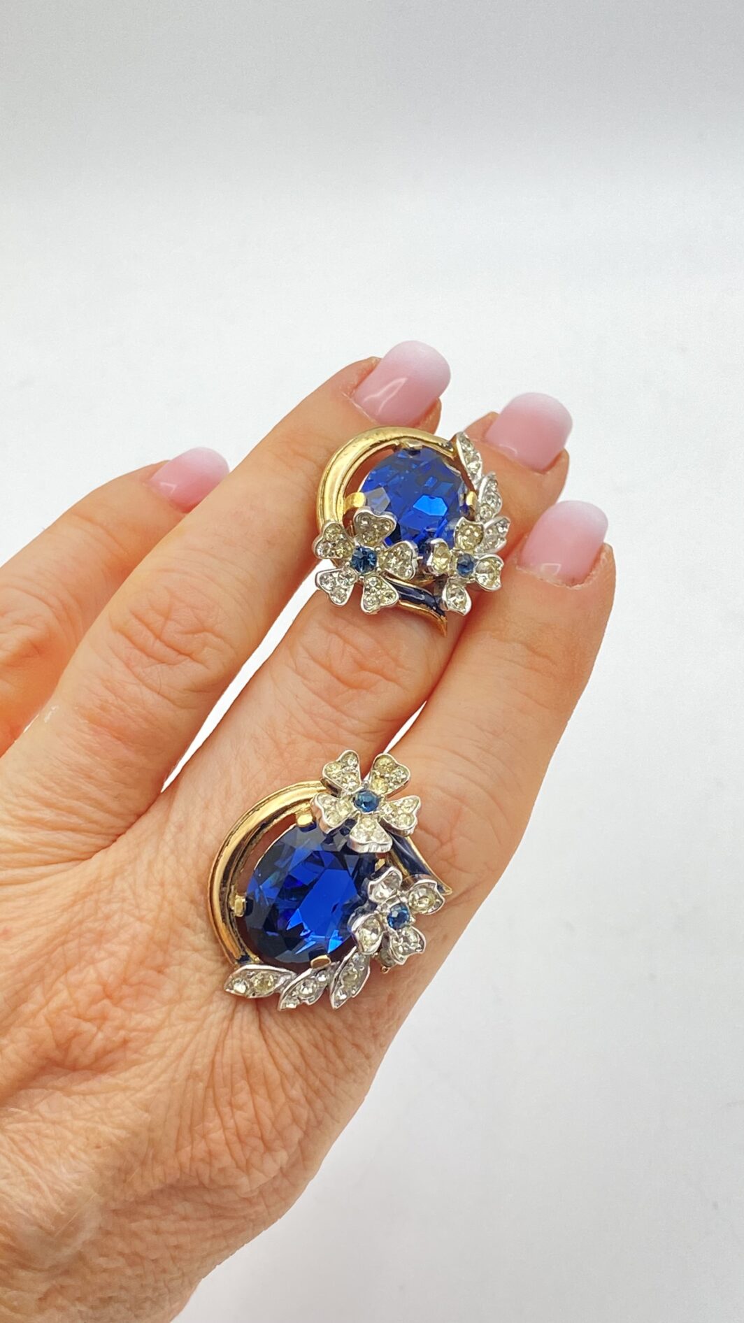 STRAORDINARI ORECCHINI FIRMATI TRIFARI, CON CORONA, ANNI ’50, IN METALLO DORATO – DESIGN ALFRED PHILIPPE CON CRISTALLI ZAFFIRO, RARITÀ DA COLLEZIONE. - immagine 11