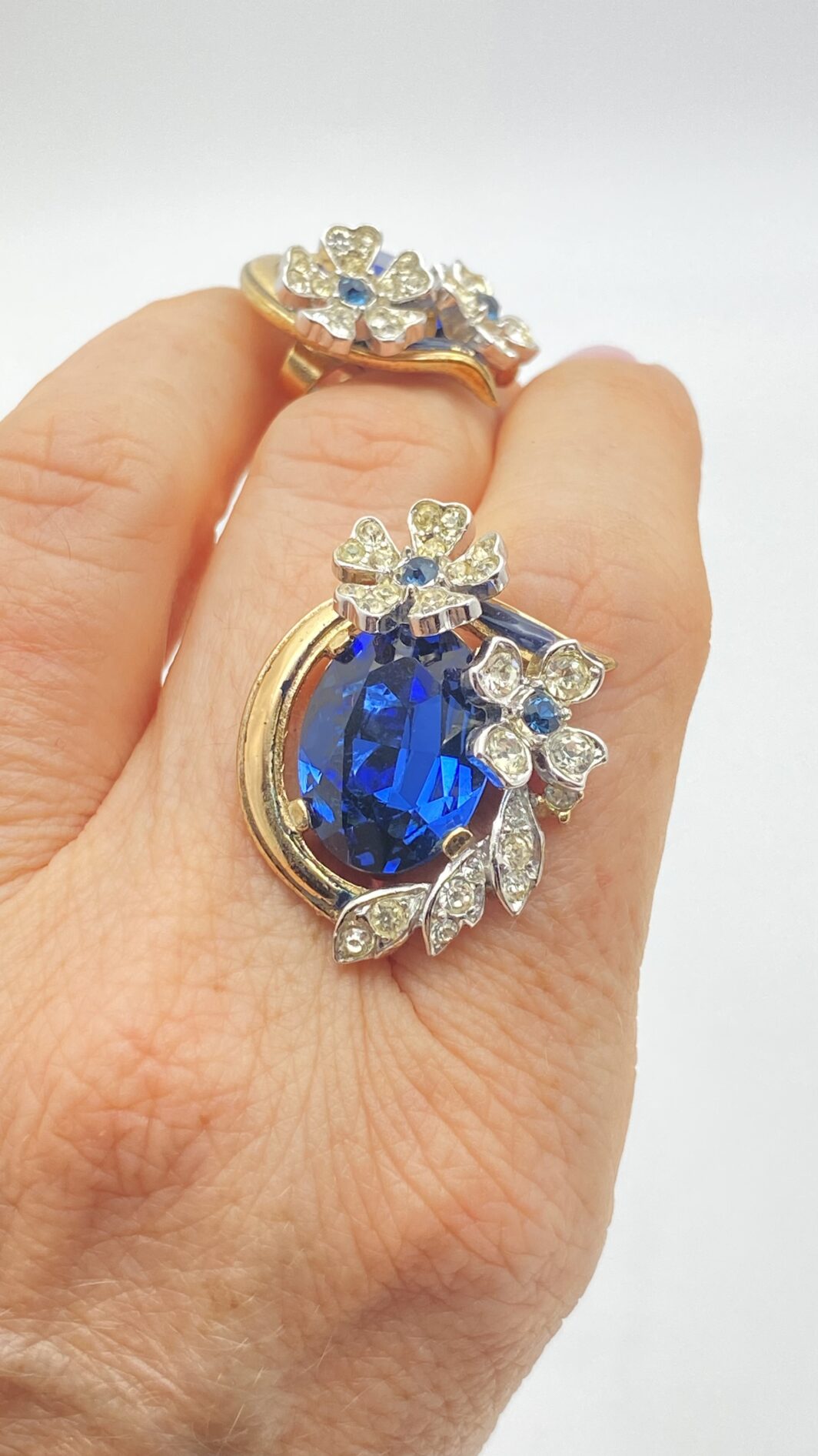 STRAORDINARI ORECCHINI FIRMATI TRIFARI, CON CORONA, ANNI ’50, IN METALLO DORATO – DESIGN ALFRED PHILIPPE CON CRISTALLI ZAFFIRO, RARITÀ DA COLLEZIONE. - immagine 12